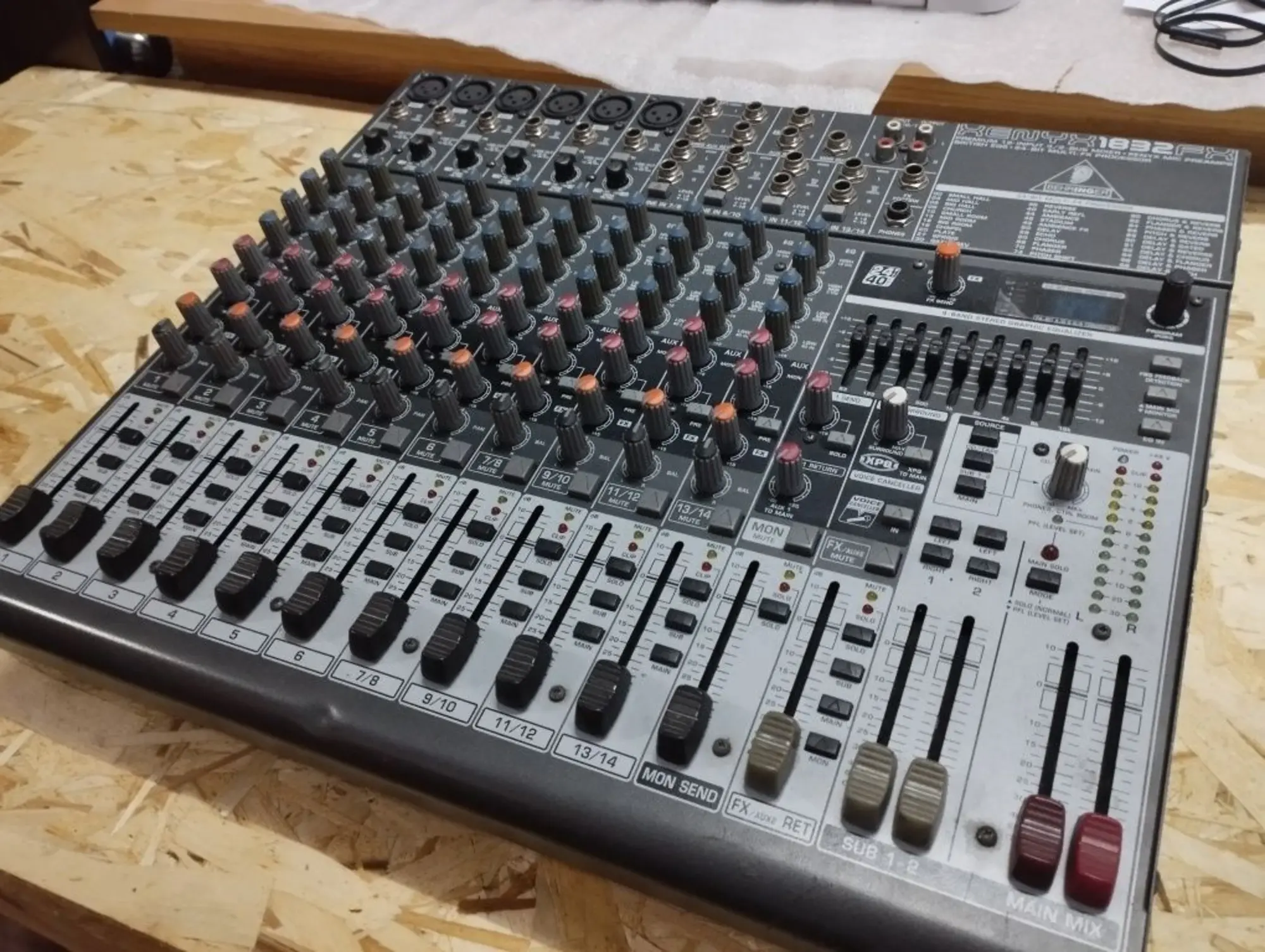 Микшерный пульт Behringer Xenyx 1832fx (1 / 2)