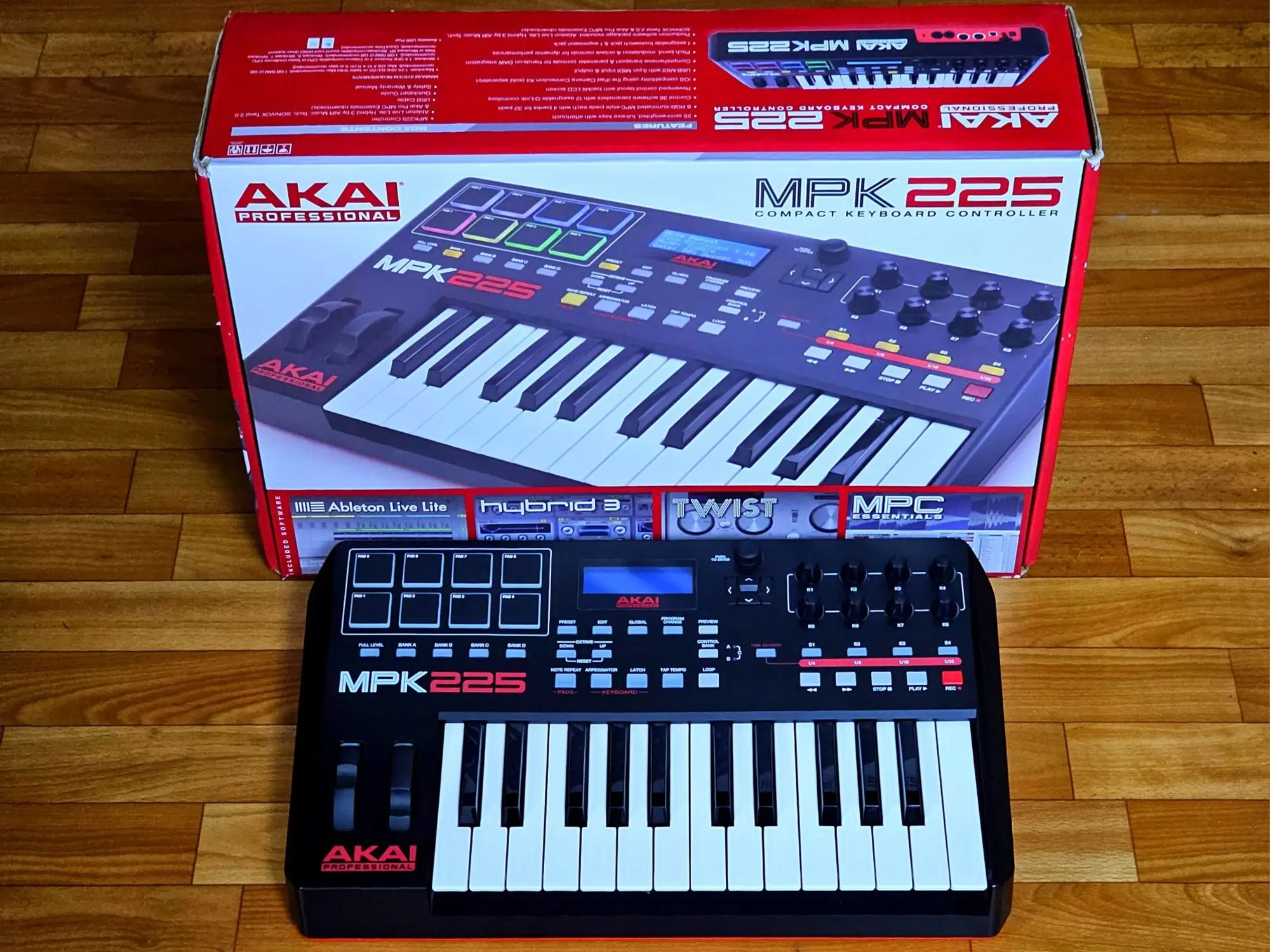 Миди-клавиатура AKAI MPK225 (1 / 3)