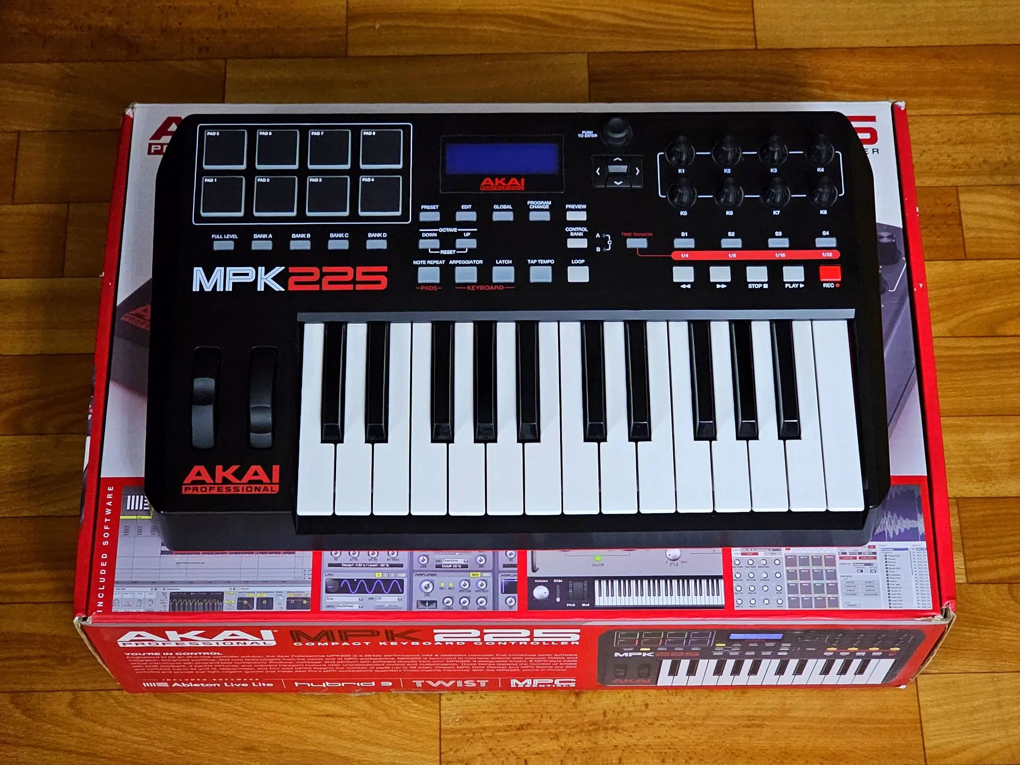 Миди-клавиатура AKAI MPK225 (2 / 3)