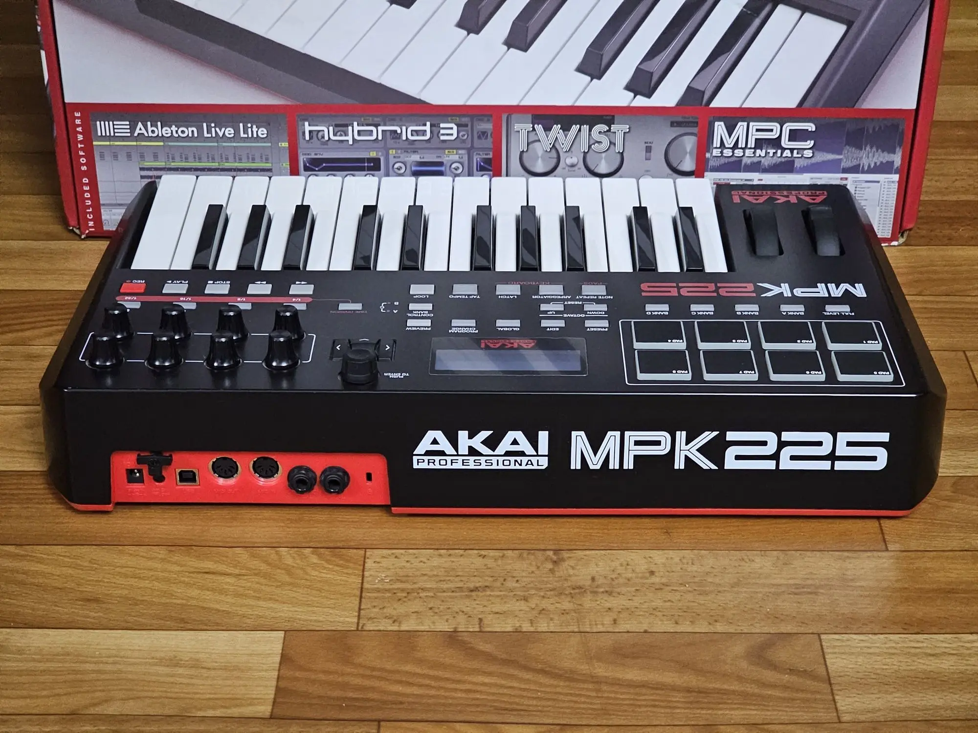 Миди-клавиатура AKAI MPK225 (3 / 3)