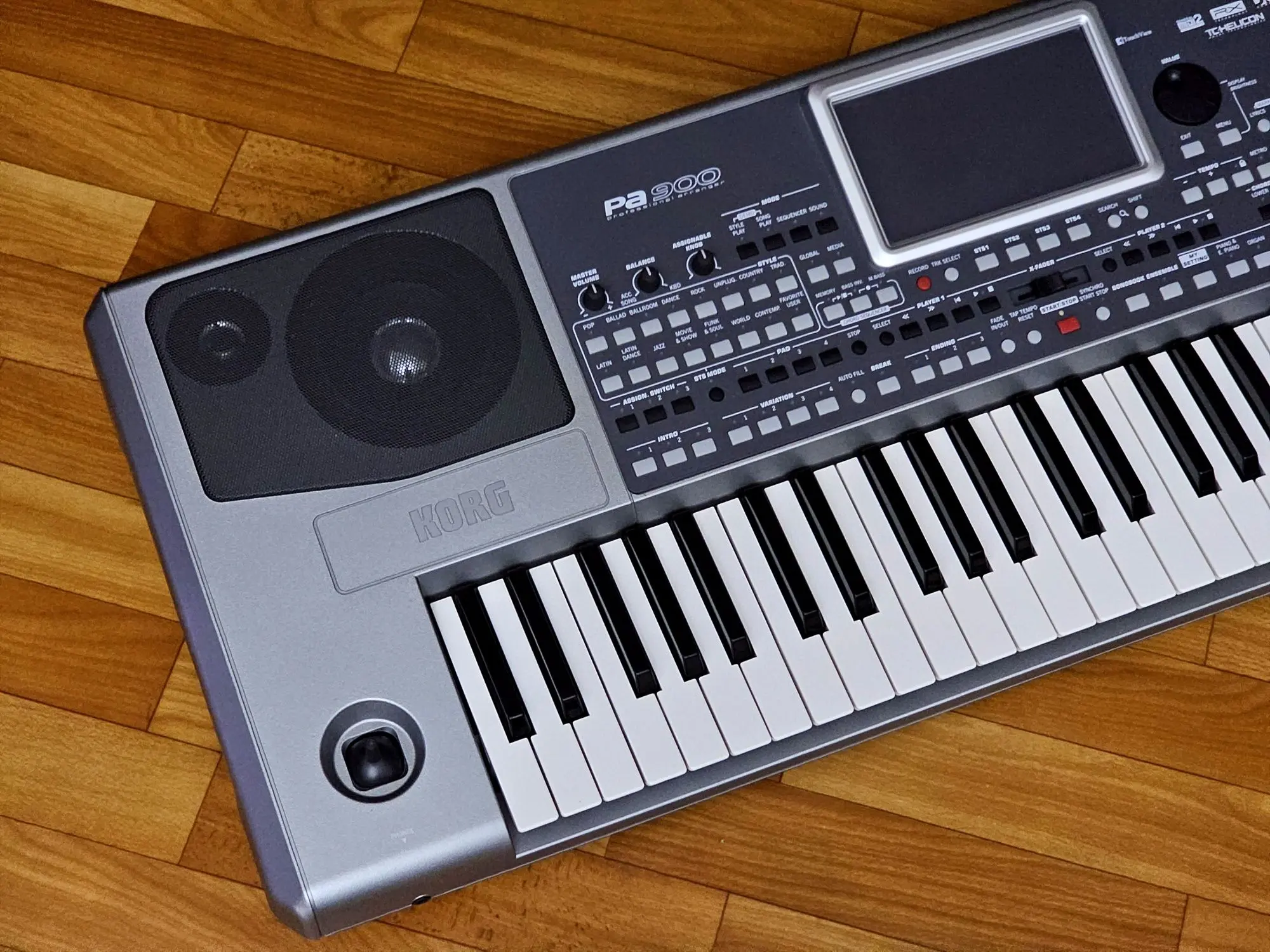 Профессиональный синтезатор KORG PA 900 (2 / 5)