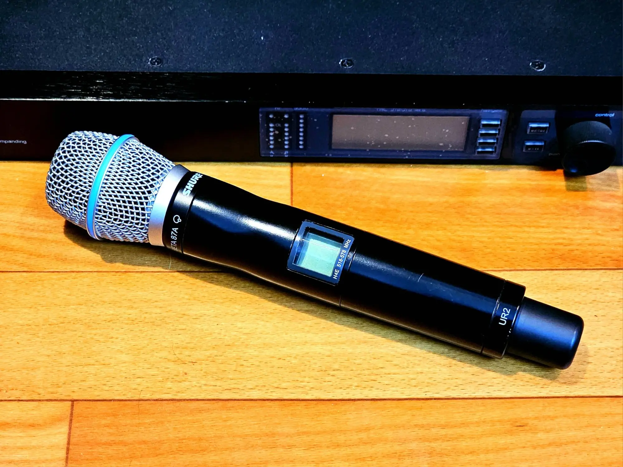 Профессиональный вокальный радиомикрофон SHURE UR24S/BETA87A (5 / 6)