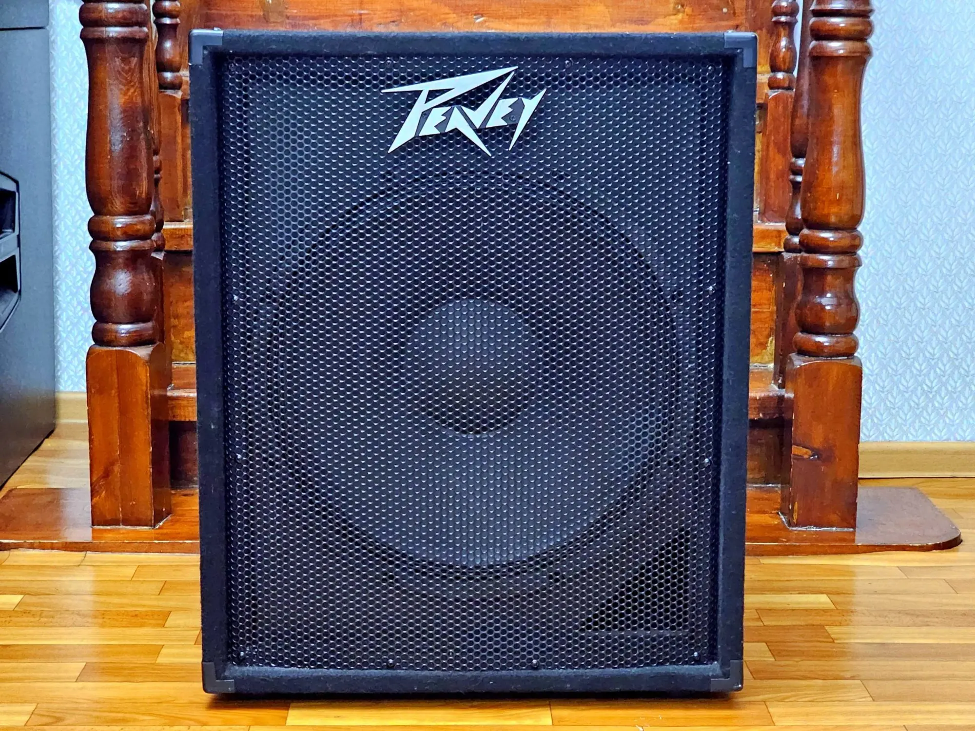 Активный сабвуфер PEAVEY PV118D (1 / 4)