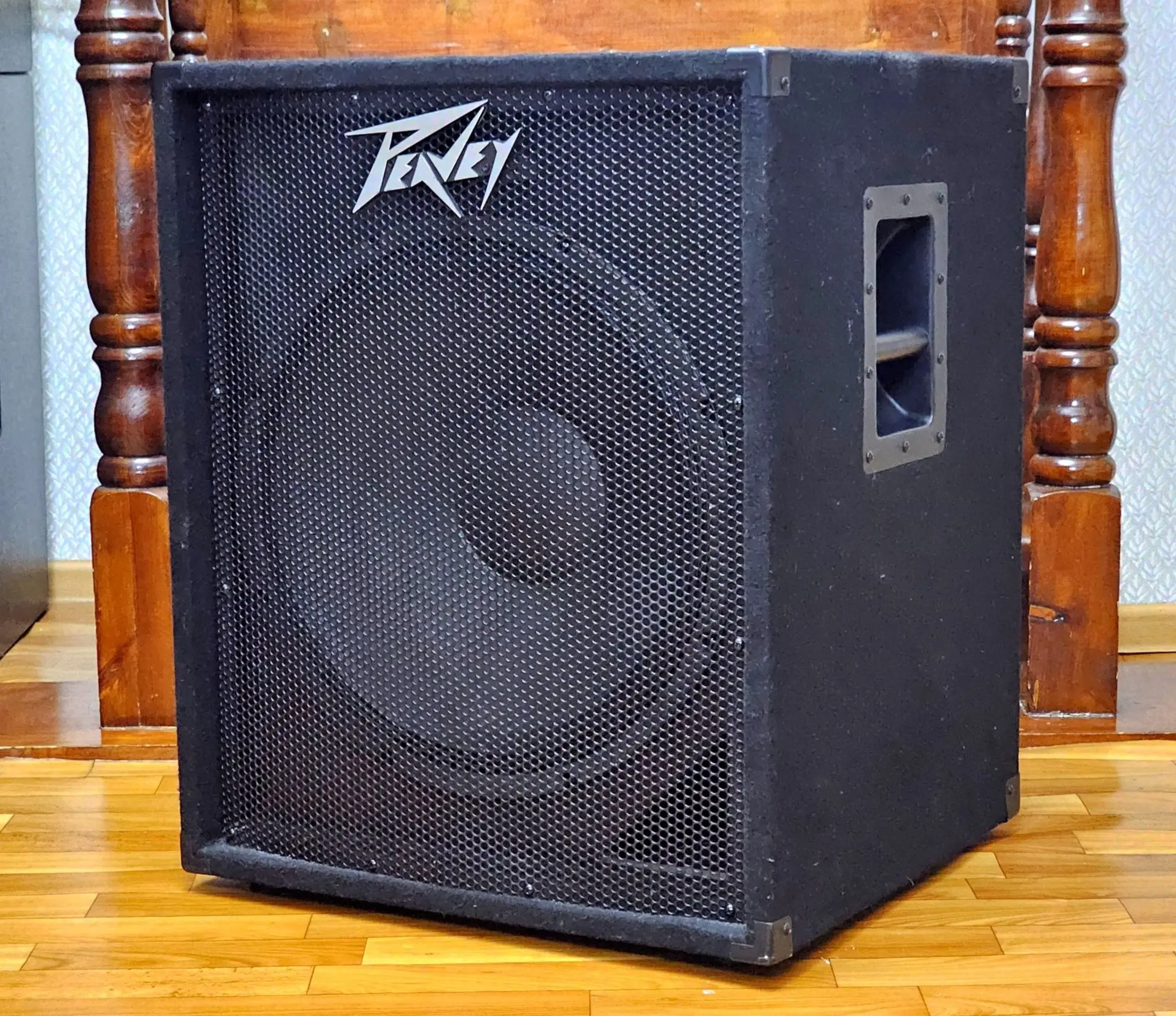 Активный сабвуфер PEAVEY PV118D (2 / 4)