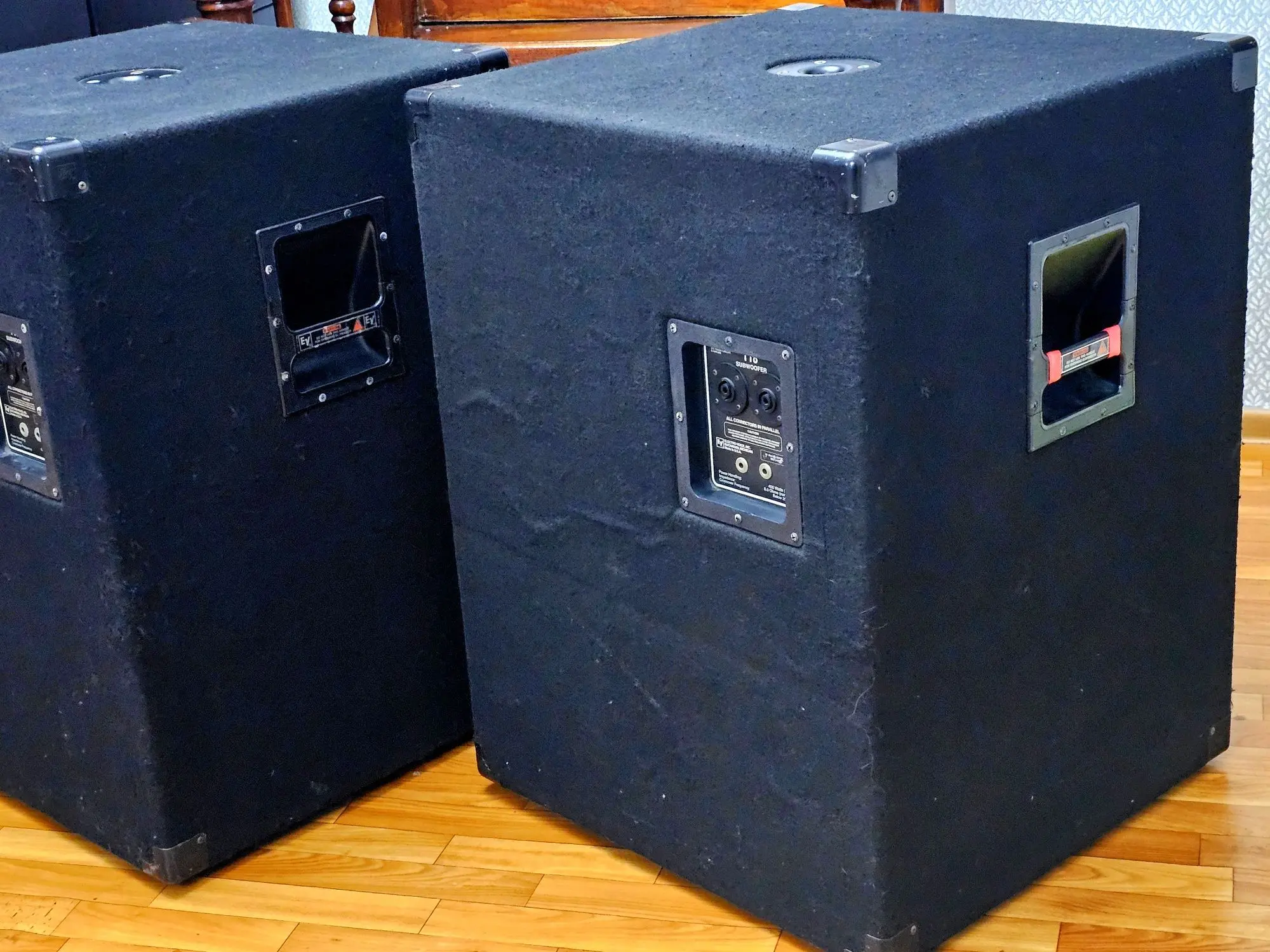 Фирменные пассивные сабвуферы ELECTRO-VOICE T18 (2 / 3)