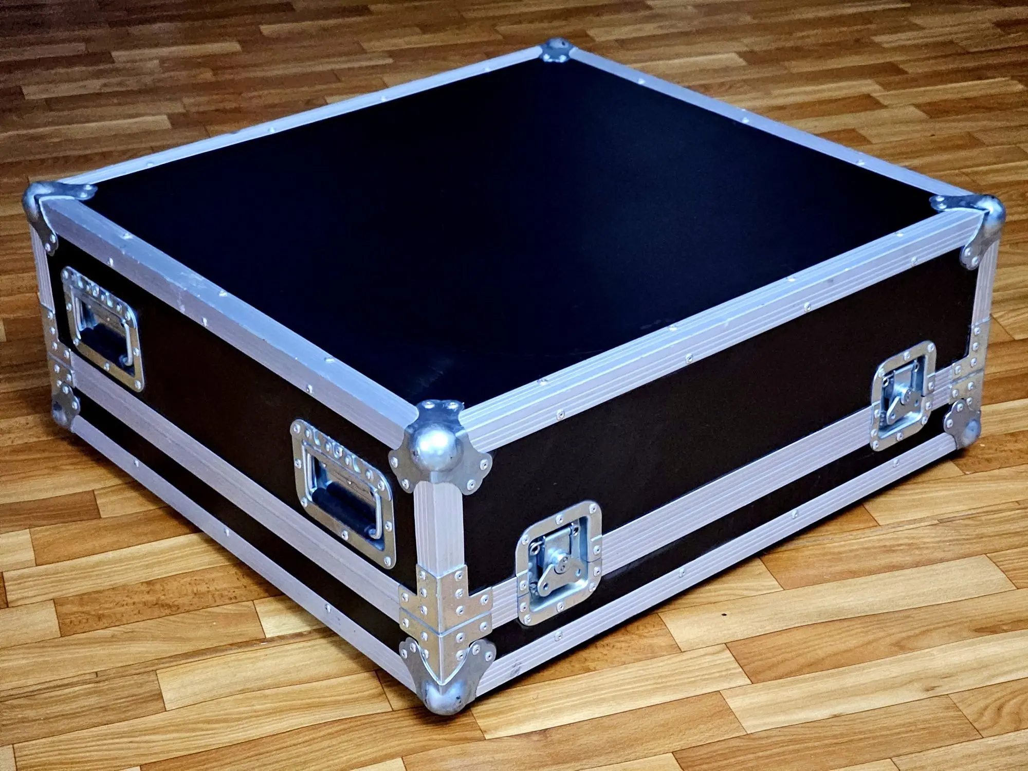 Кейс для микшерных пультов 65x65x20 (1 / 3)