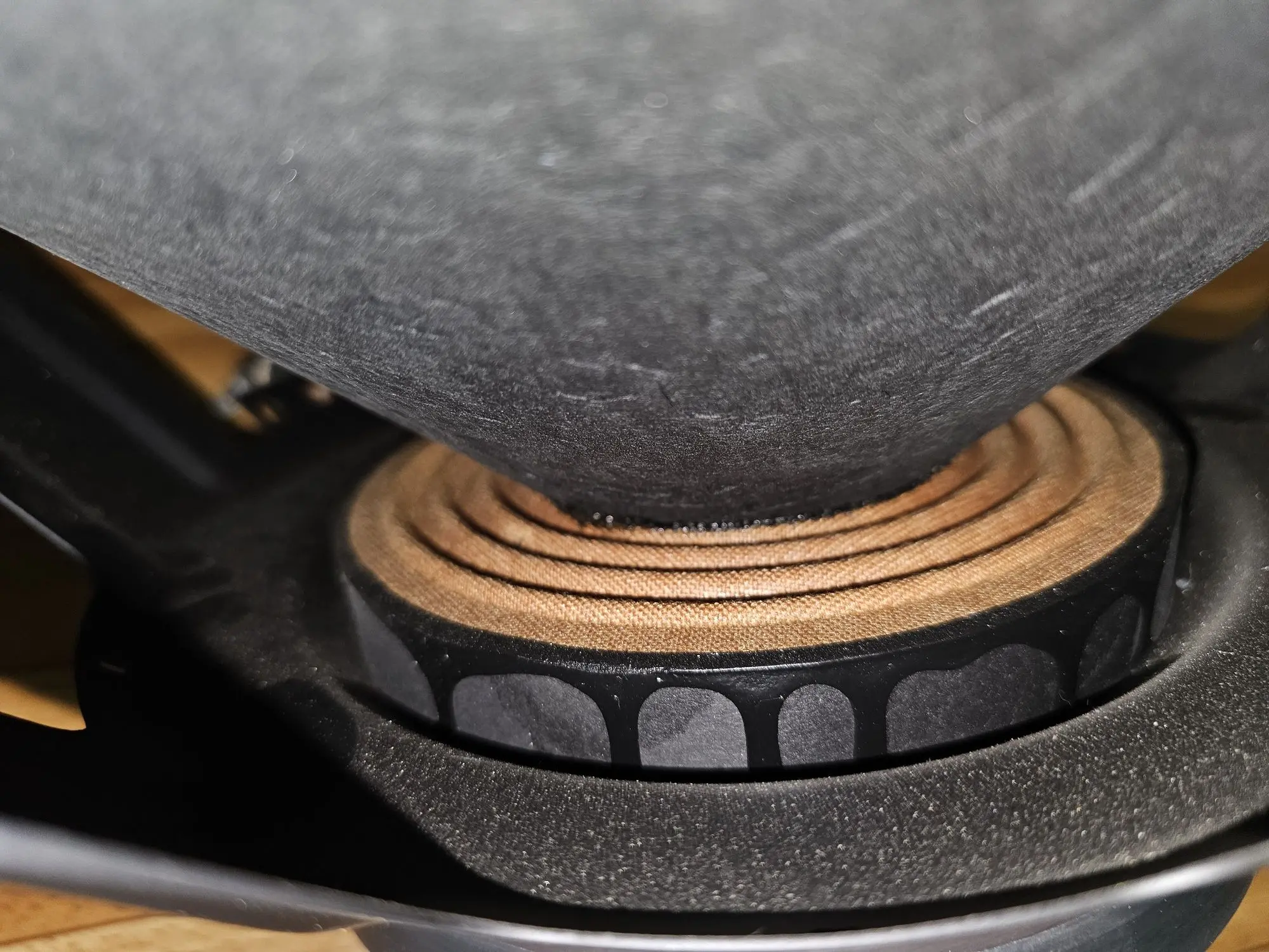18-дюймовые динамики BEHRINGER 18SW1600D8 (4 / 6)
