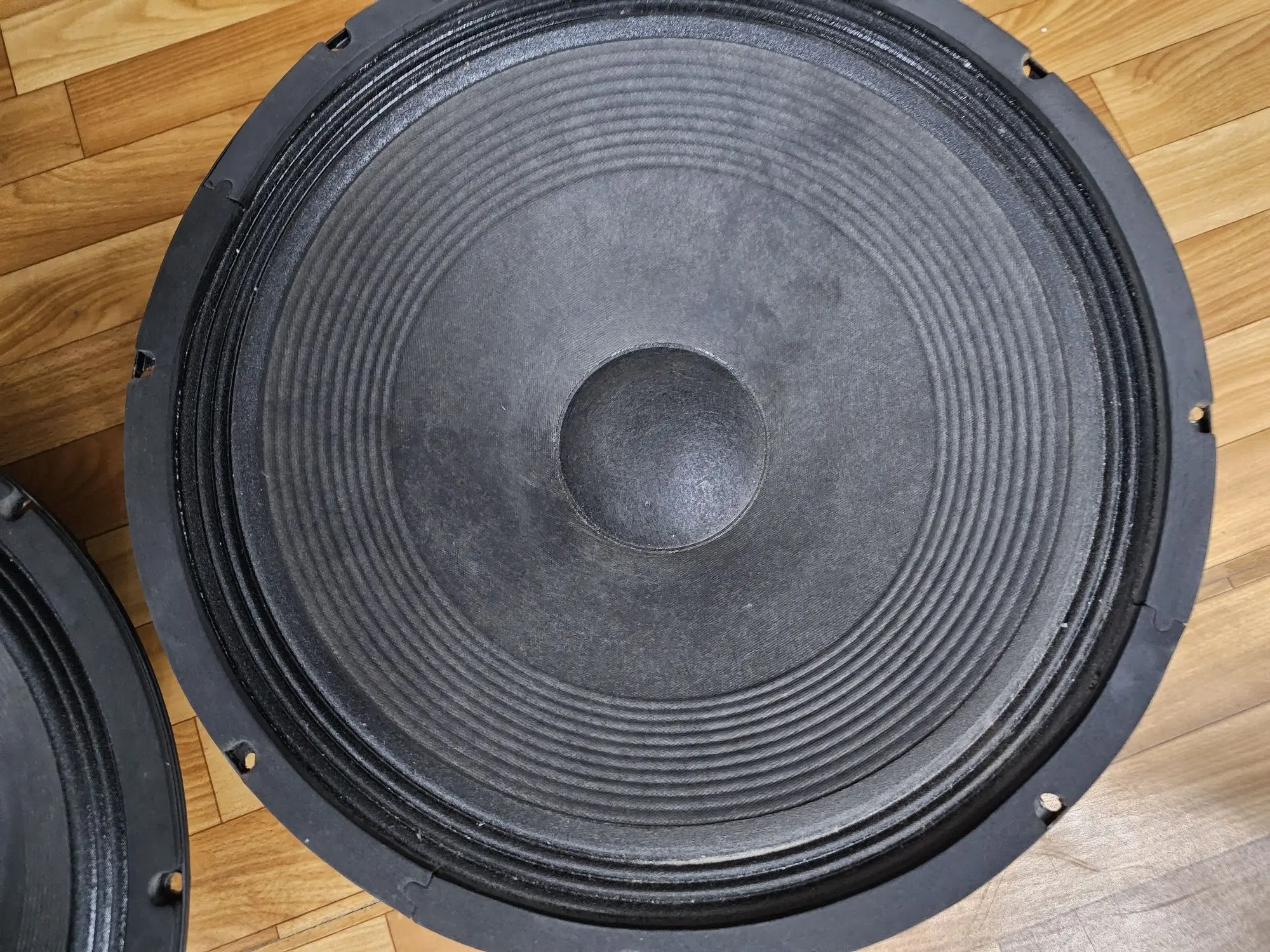 18-дюймовые динамики BEHRINGER 18SW1600D8 (5 / 6)