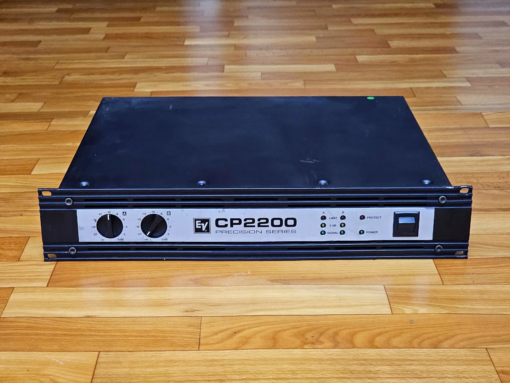 Усилитель мощности ELECTRO-VOICE CP2200 (1 / 2)