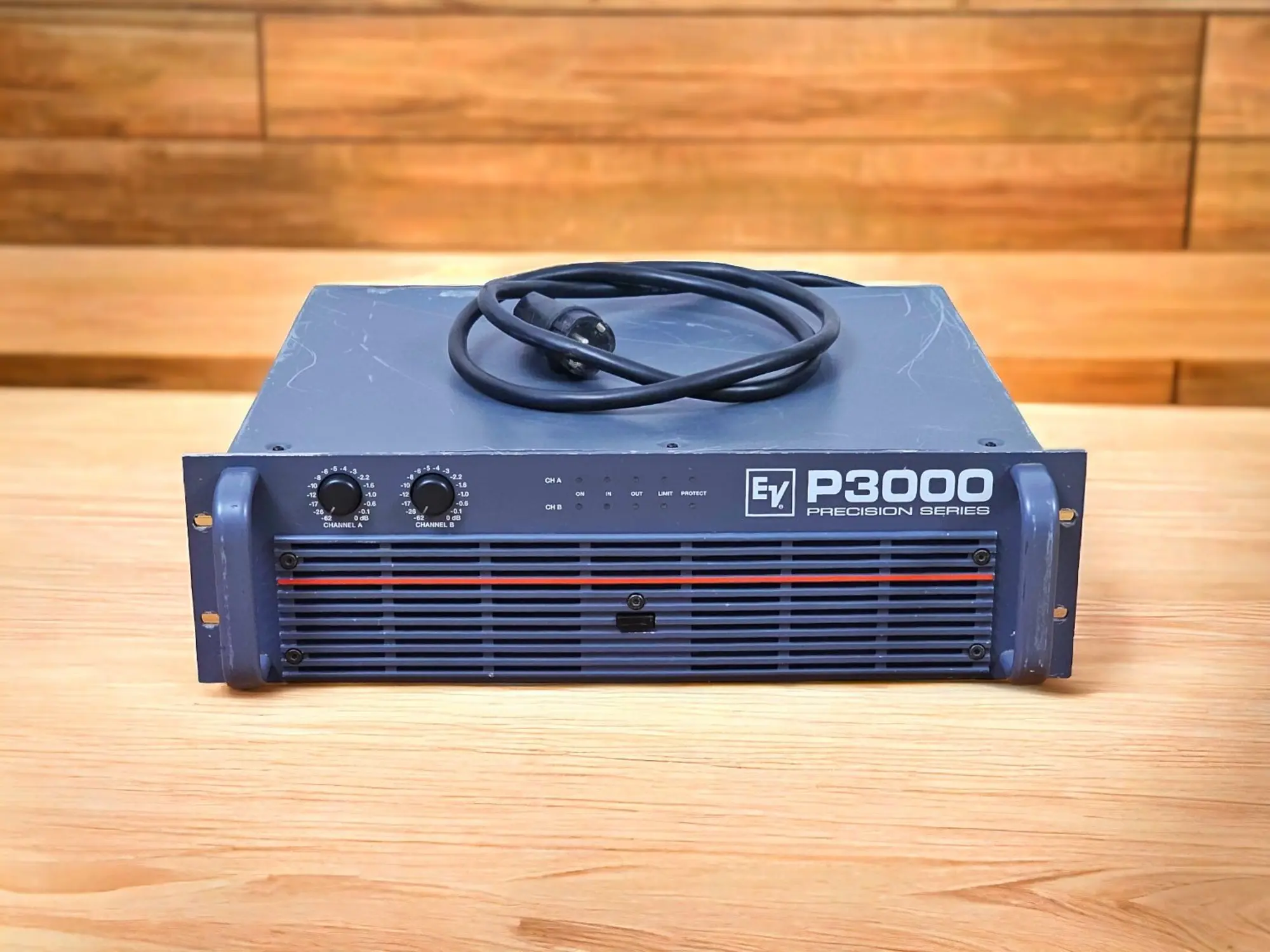 Усилитель мощности ELECTRO-VOICE P3000 (1 / 2)