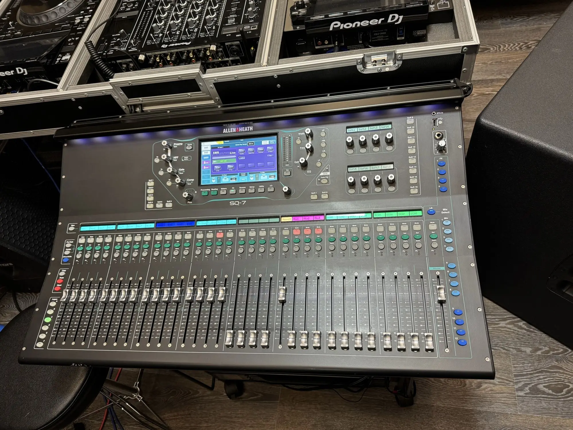 Цифровой Микшерный пуль Allen & Heath SQ7 состояние нового (1 / 1)