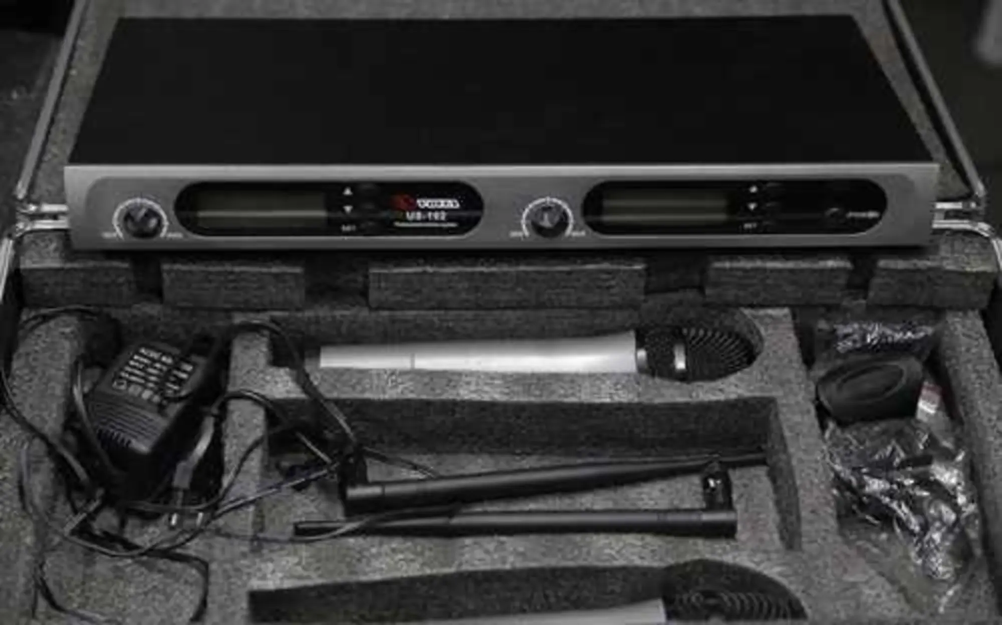 Профессиональная микрофонная радиосистема US-102 with aluminuim case (600-636MHZ) (4 / 4)