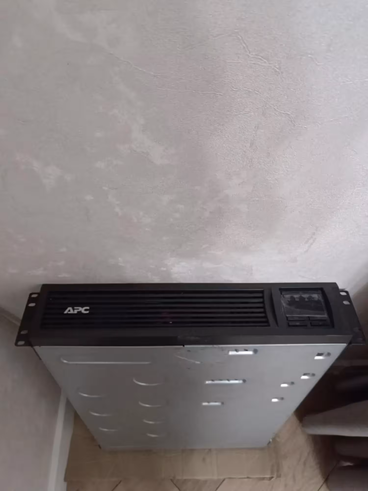 Источник бесперебойного питания APC Smart UPS 3000VA  без шнура (1 / 1)