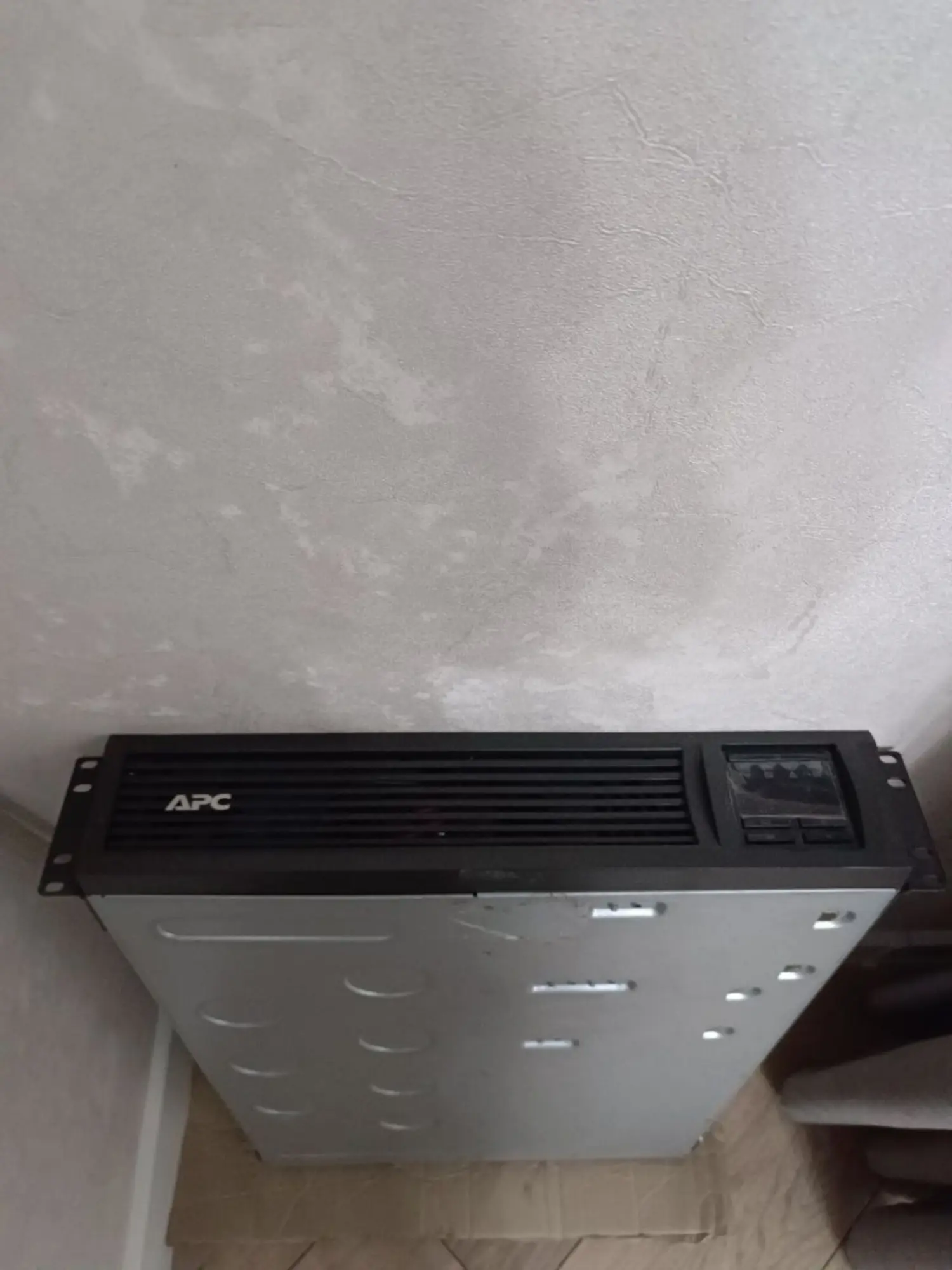 Источник бесперебойного питания APC Smart UPS 3000VA  без шнура (1 / 1)