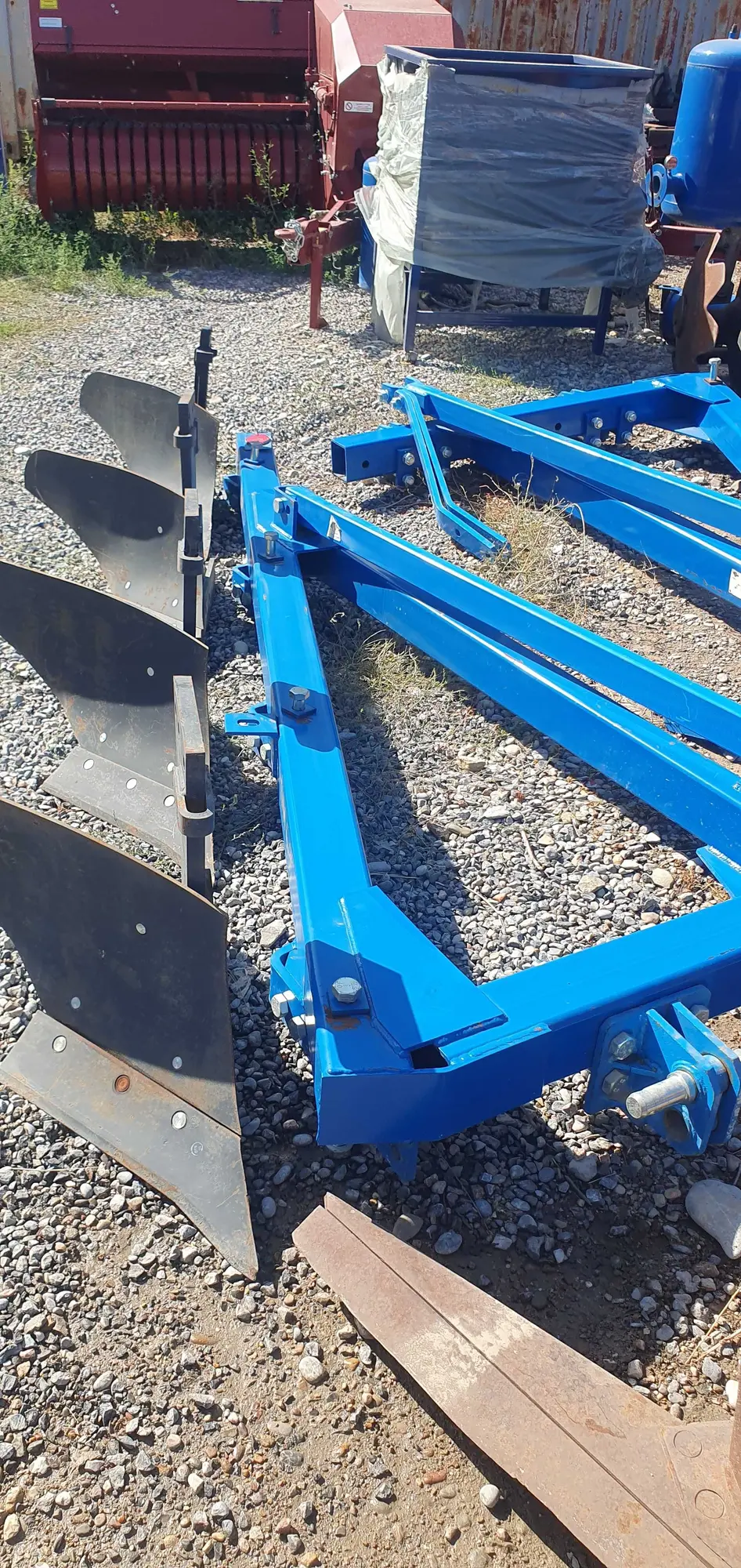 Плуг ПЛН 4-35 на МТЗ (1 / 3)