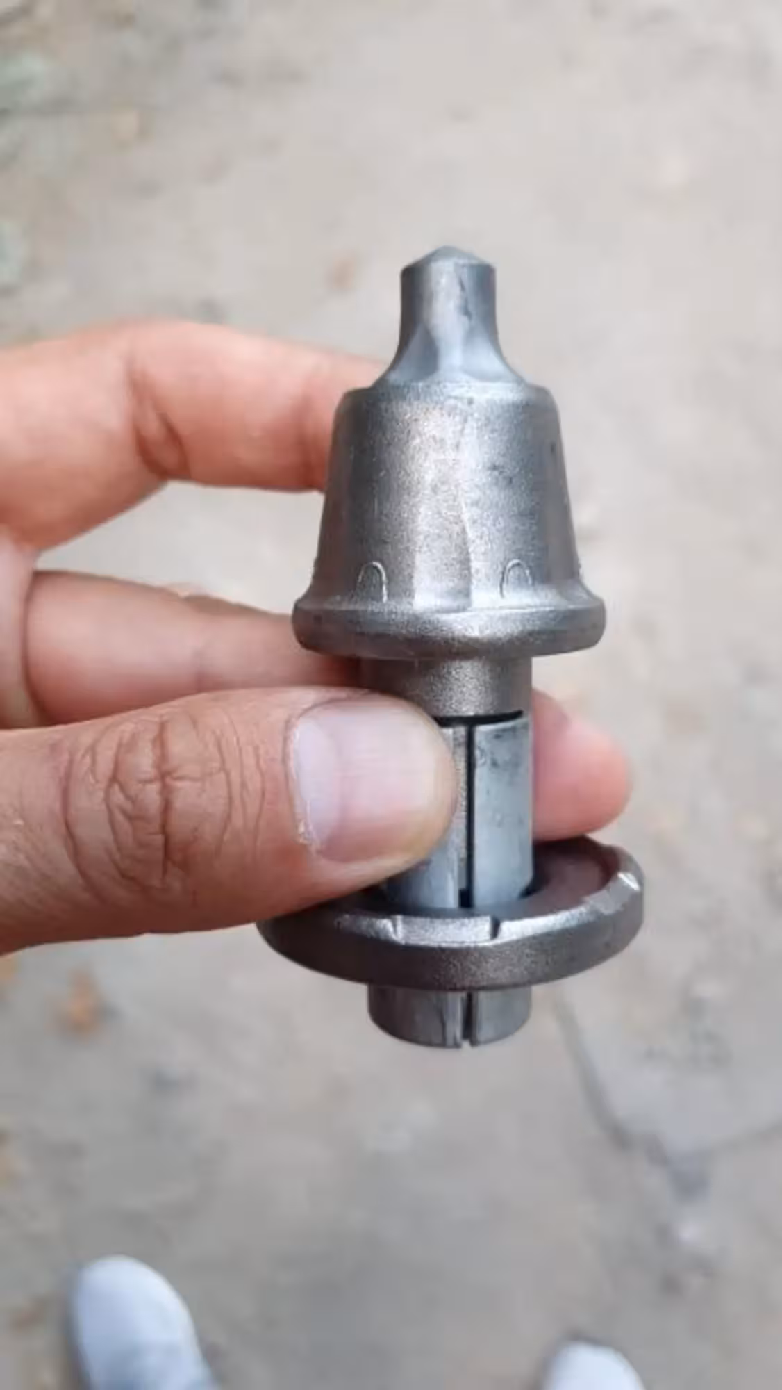 Резец фрезы дорожной  ДЭМ 121, МТС 110 ,Kennametal W6/G-20 (1 / 3)