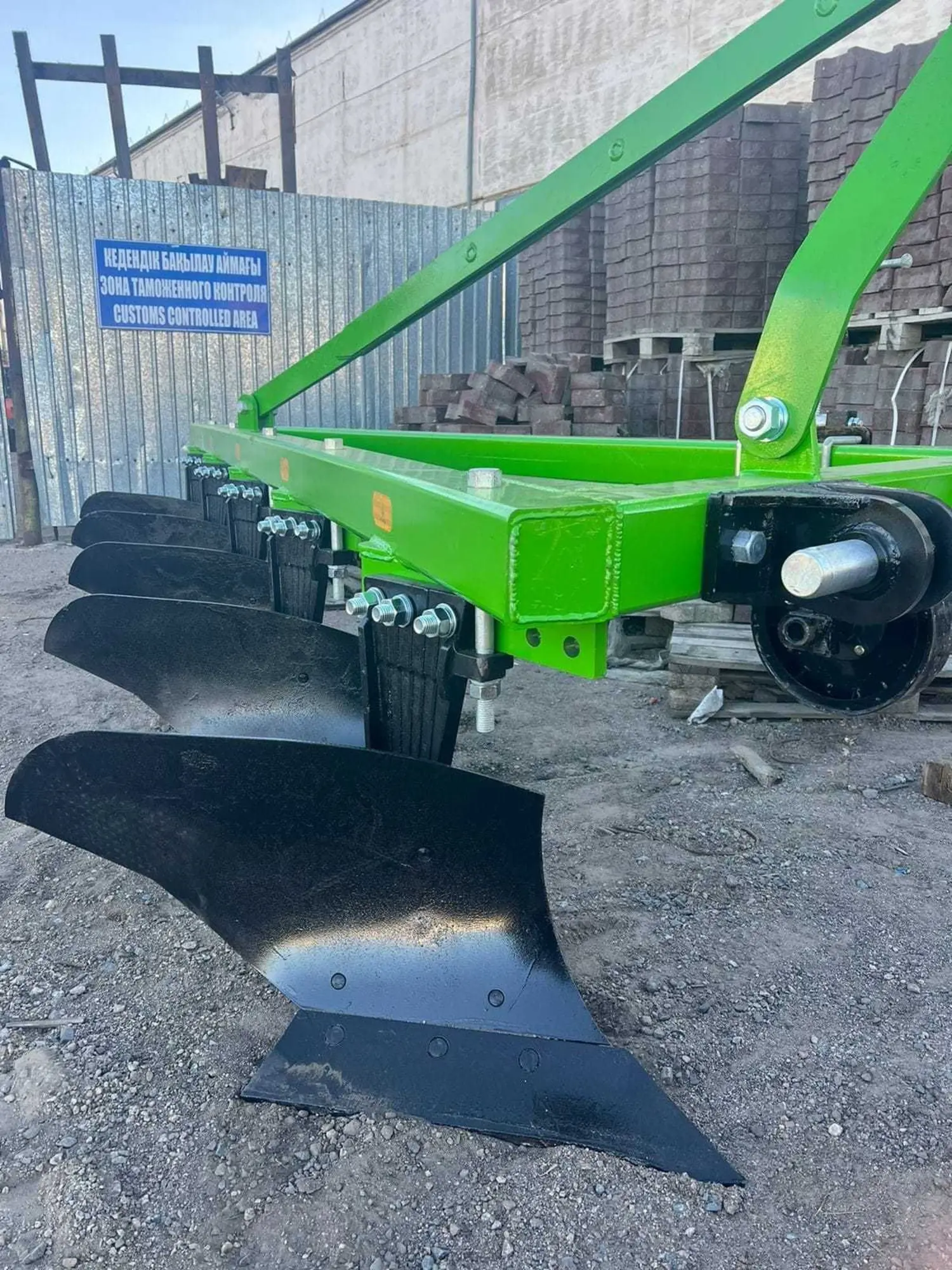 Плуг ПЛН 5-35 без предплужника (1 / 3)