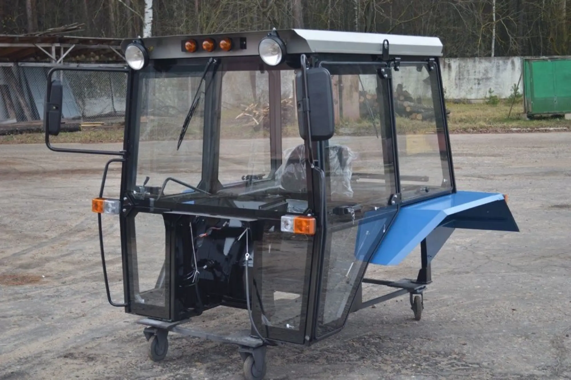 Кабина МТЗ в Караганде (1 / 4)