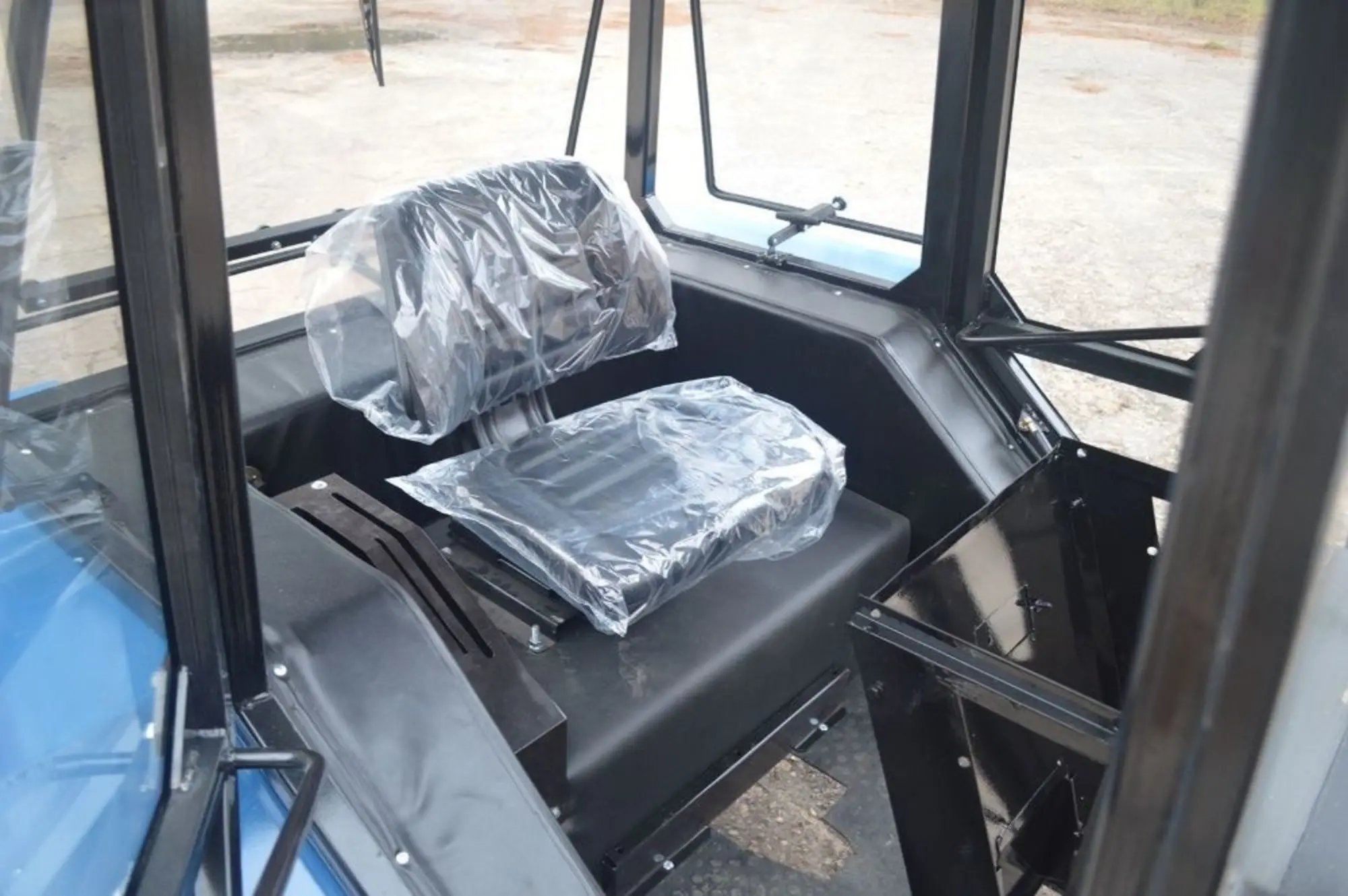 Кабина МТЗ в Караганде (3 / 4)