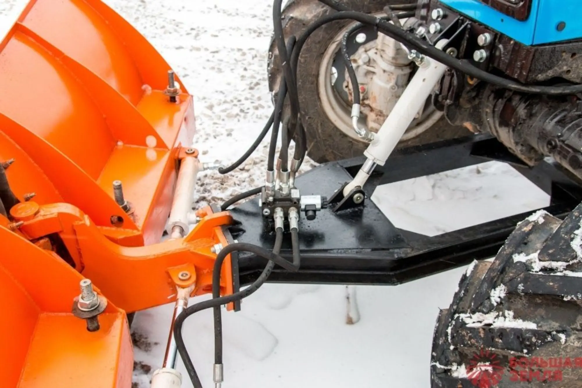 Отвал снежный, бабочка, клин и бульдозерный в наличии. (3 / 5)