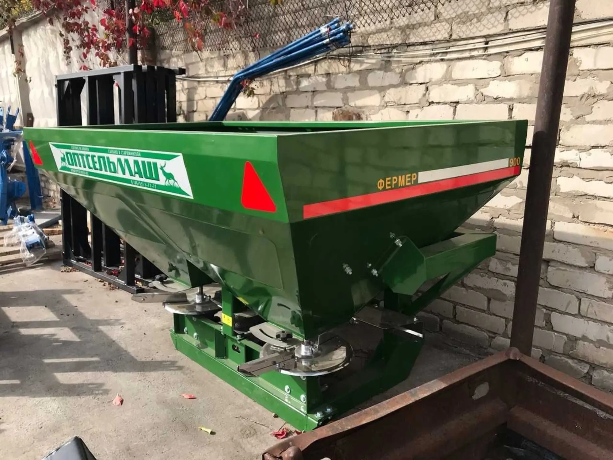 Разбрасыватель удобрений РУМ 900 Фермер (1 / 3)