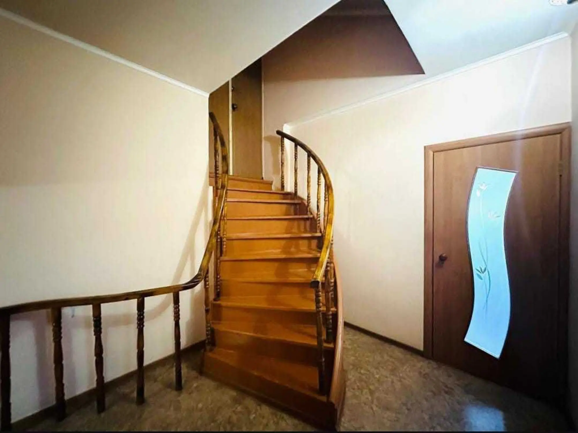 Предлагаем 6-ком коттедж по ул. Сатпаева (6 / 8)