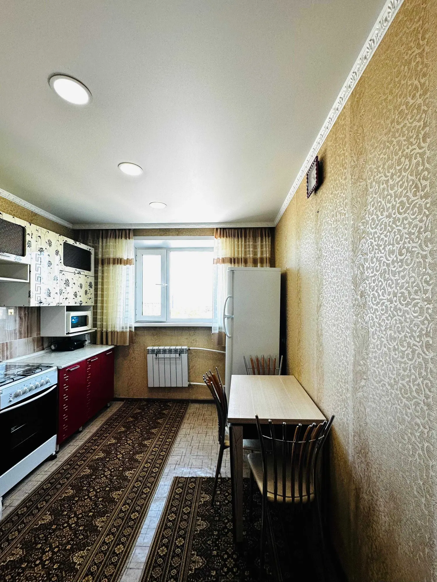 Предлагаем 2-ком квартиру в Центре-3 на 4 этаже (2 / 6)