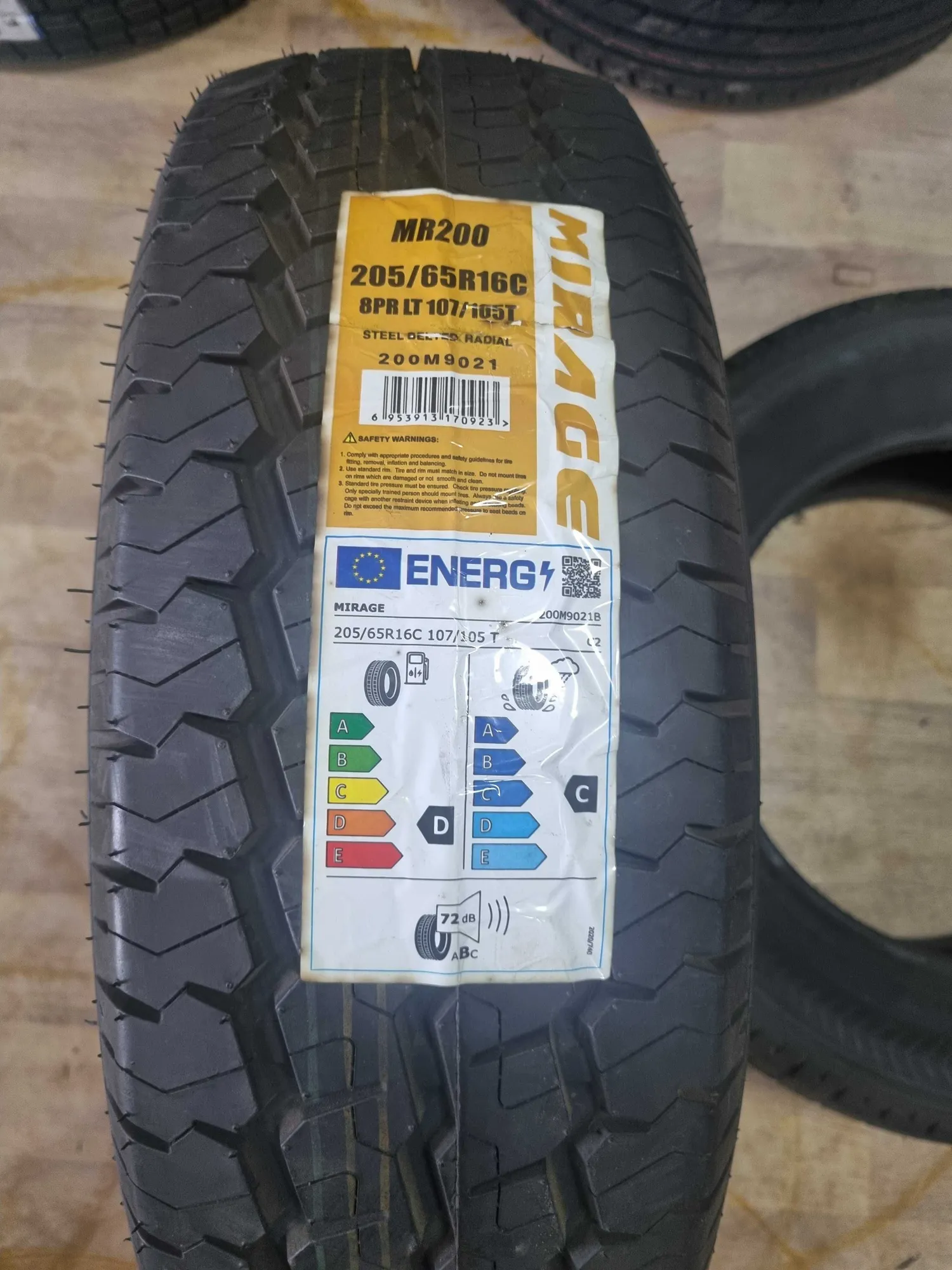 205/65R16C 107/105T  Mirage (1 / 7)