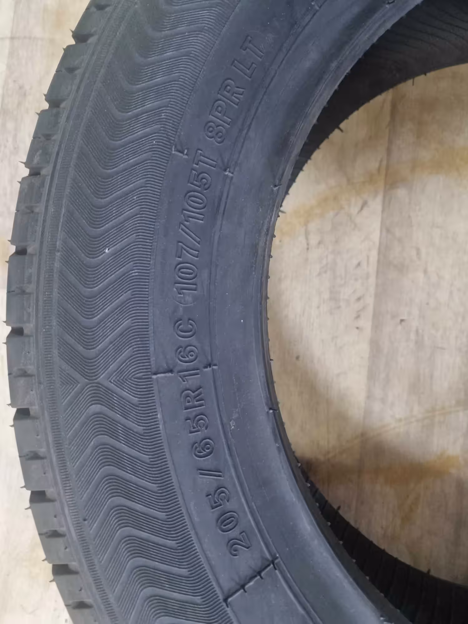 205/65R16C 107/105T  Mirage (3 / 7)