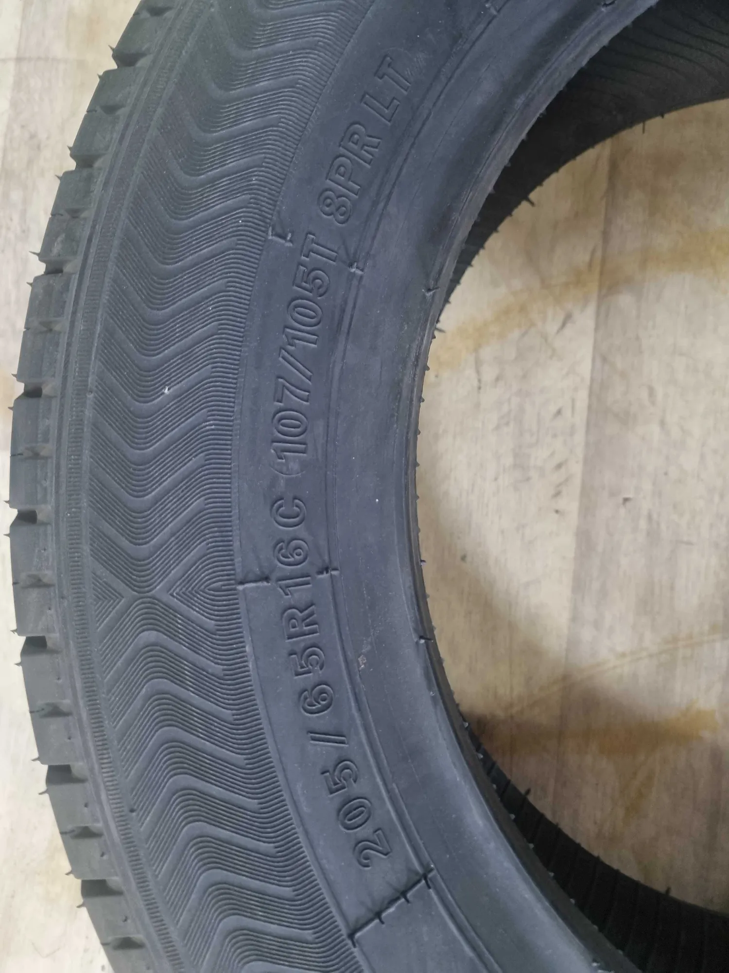 205/65R16C 107/105T  Mirage (3 / 7)