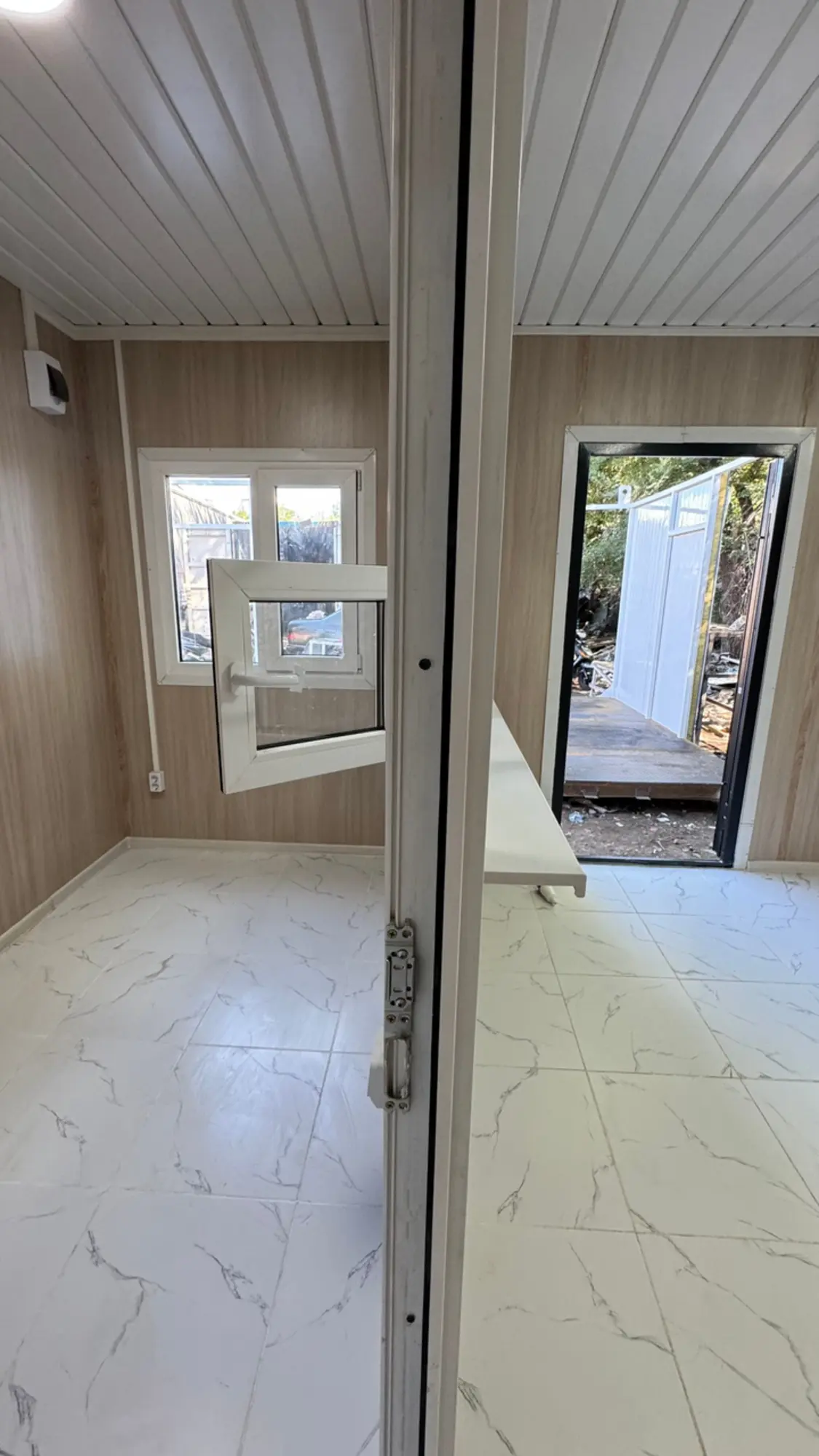 КПП с окном для передачи документов (2 / 6)