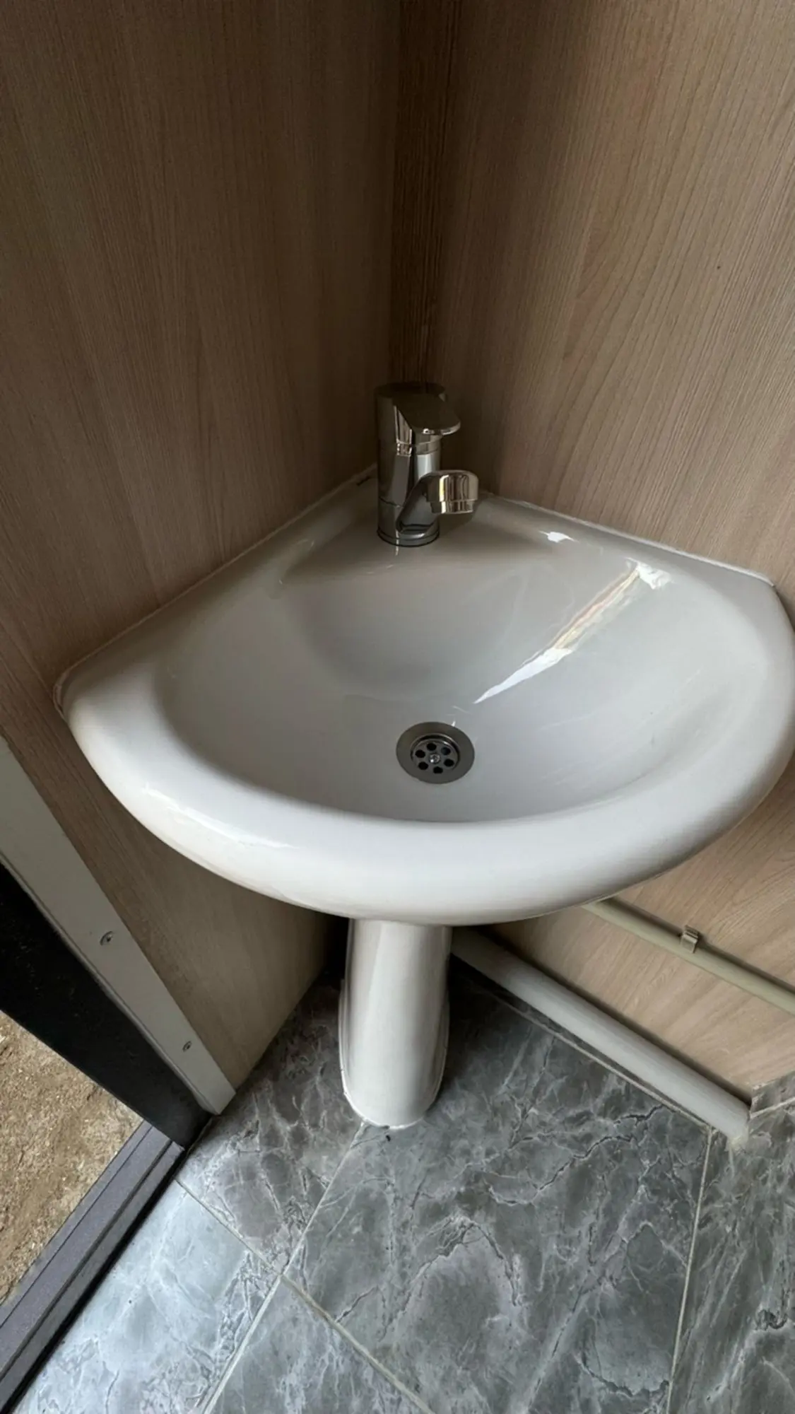 Санузел с двумя кабинками (8 / 8)