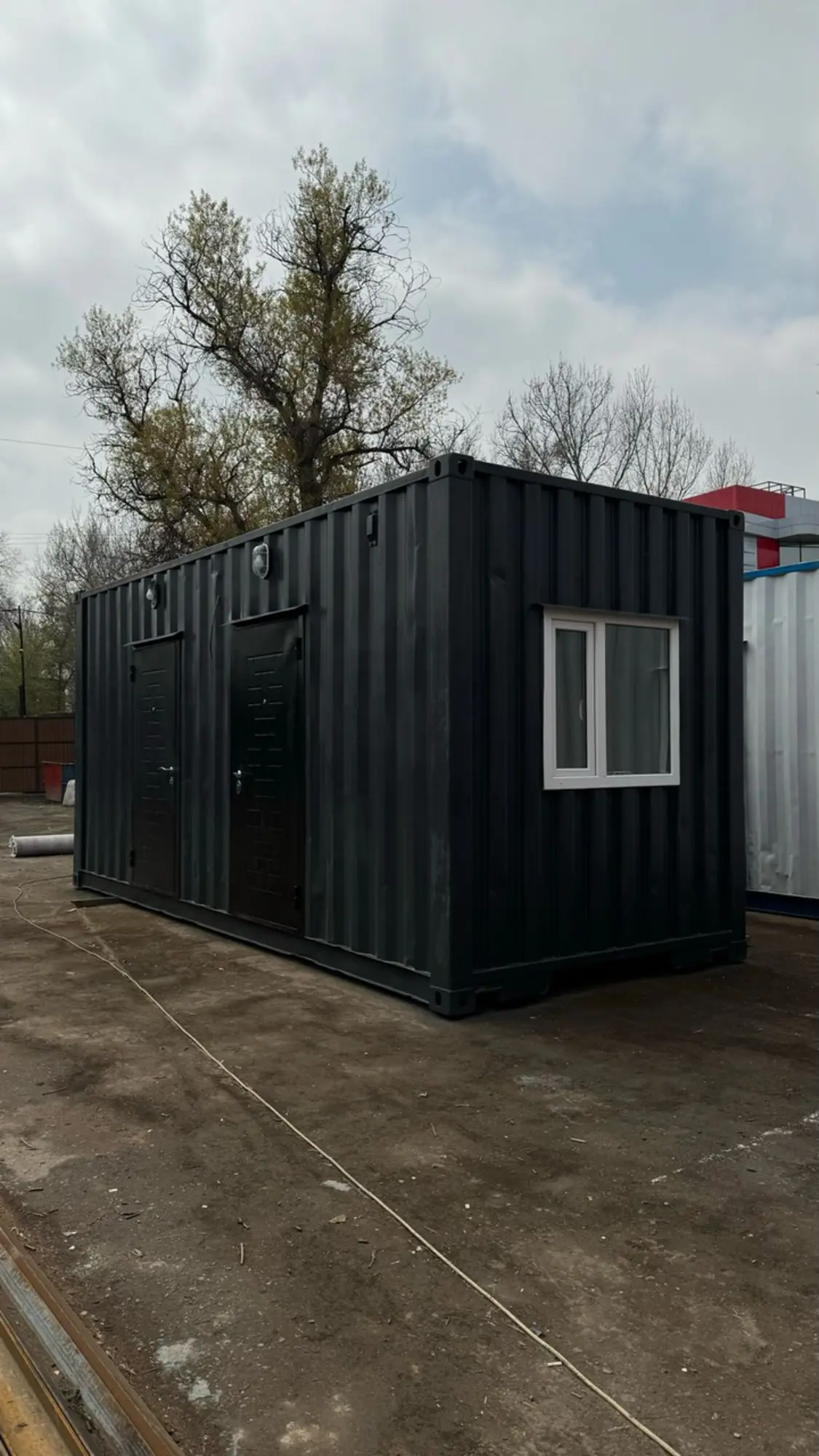 Бытовка с 2 комнатами, антрацит, на базе 20-футового контейнера (1 / 8)