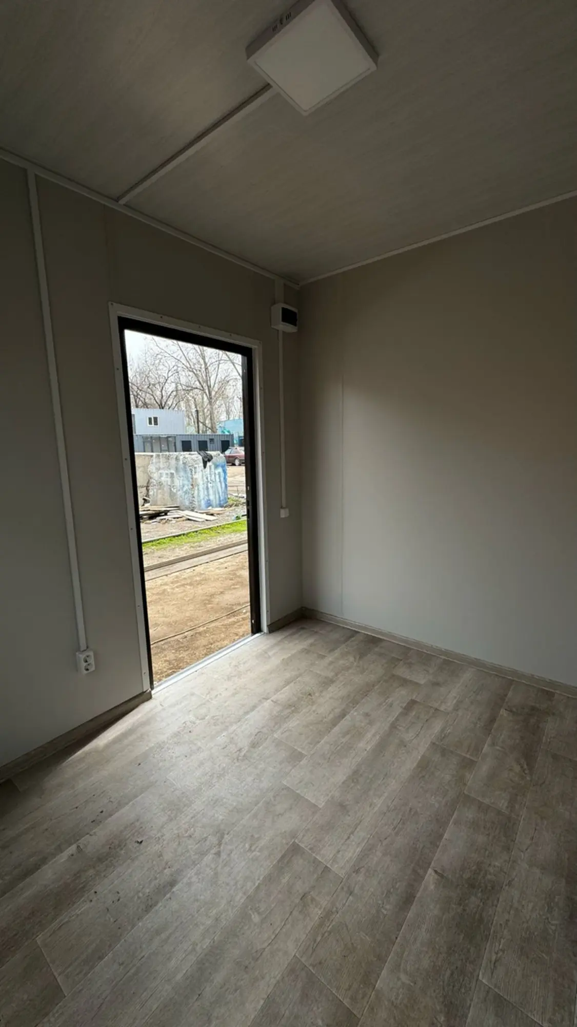 Бытовка с 2 комнатами, антрацит, на базе 20-футового контейнера (7 / 8)