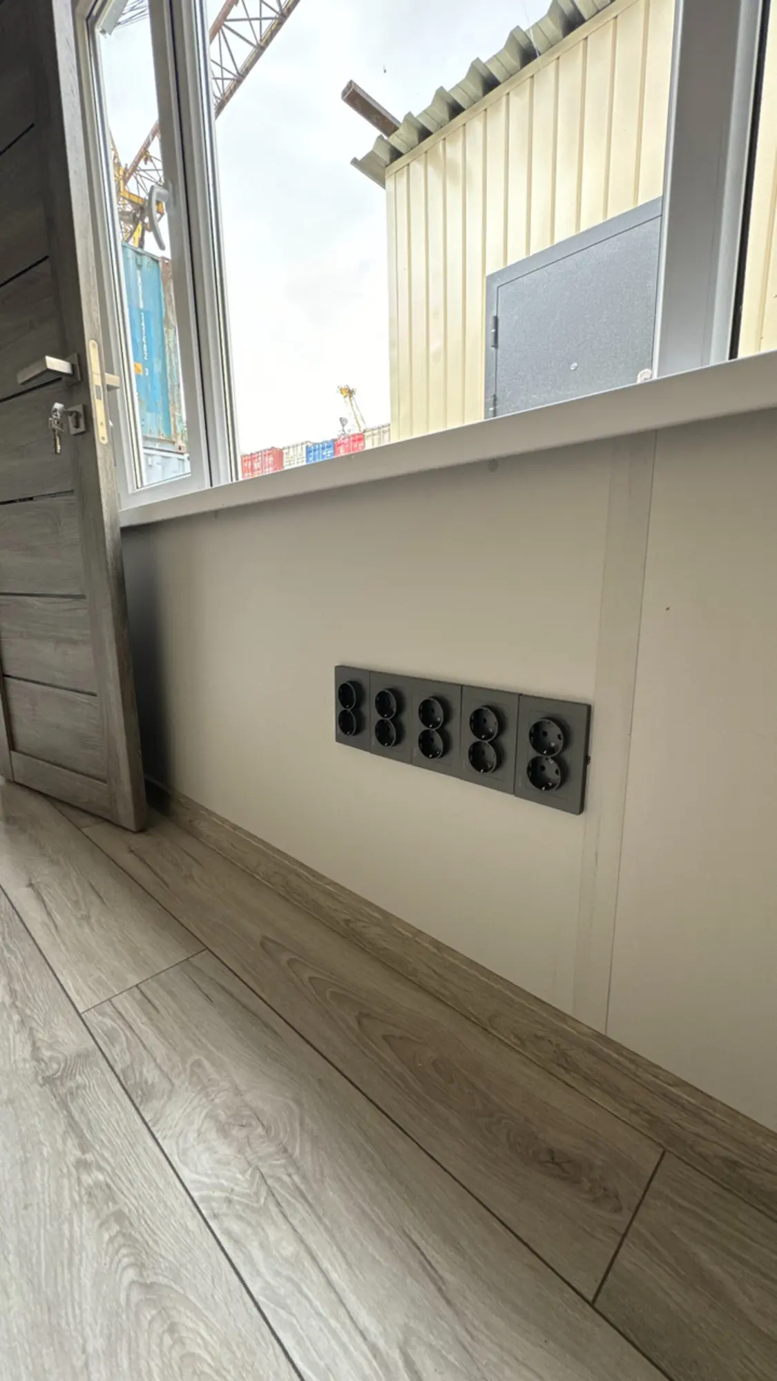 Серверная комната для таможни на базе 40-футового морского контейнера (3 / 8)