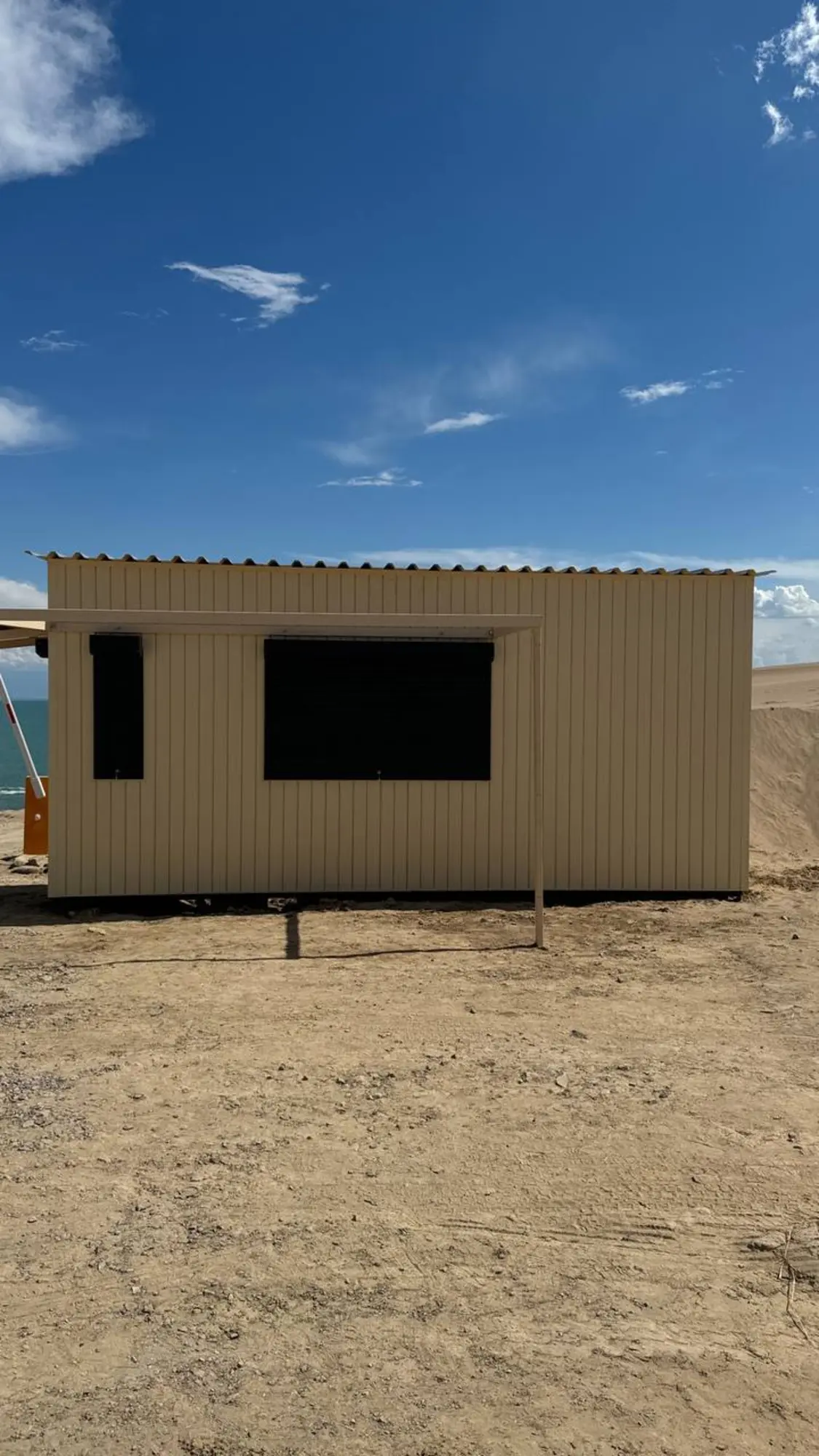 Ресепш для зоны отдыха, на базе 20-футового контейнера (1 / 9)