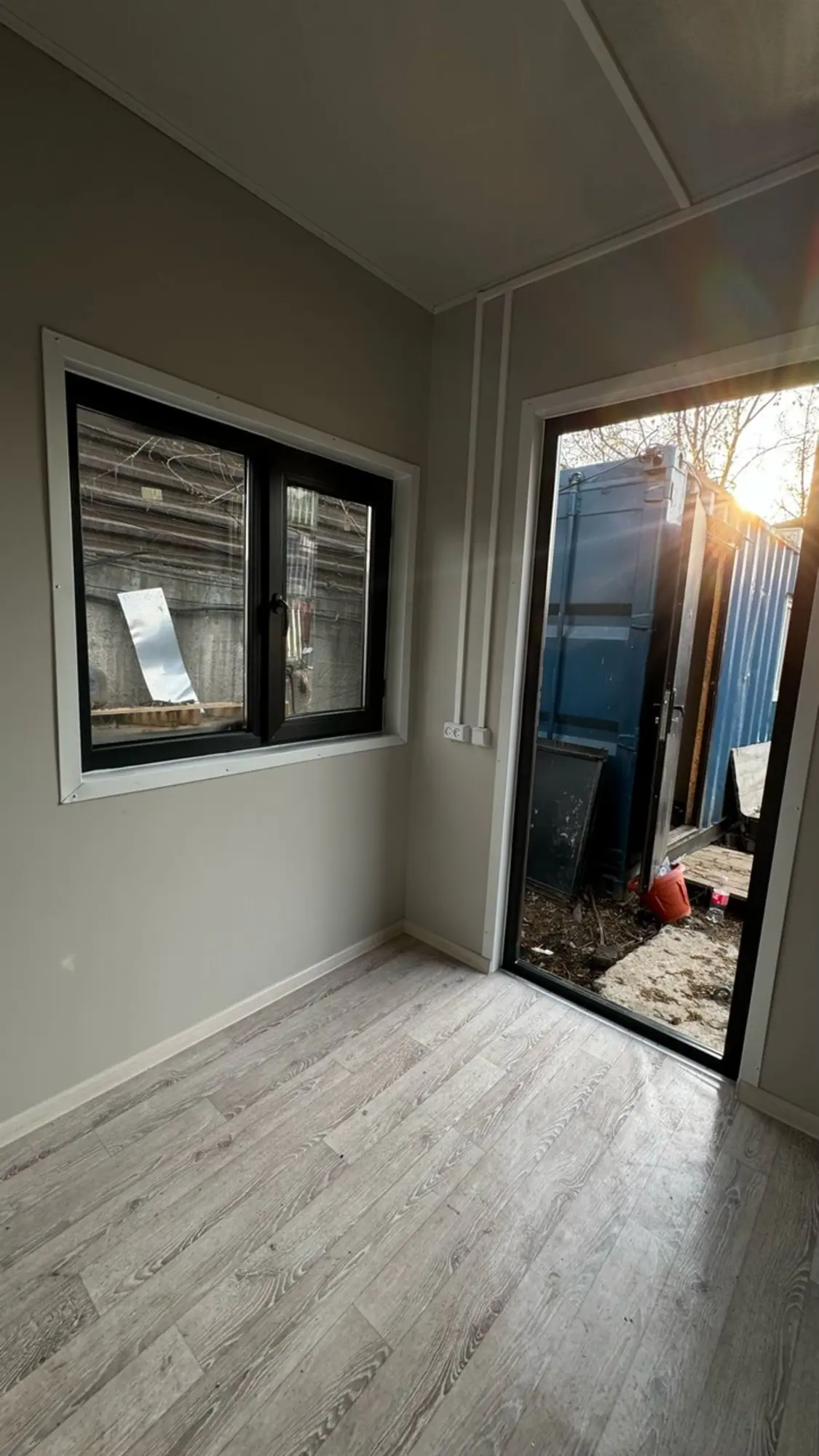 Бытовка с конференц залом, кухней, душевой и КПП, антрацит, на базе 40-футового контейнера (3 / 9)