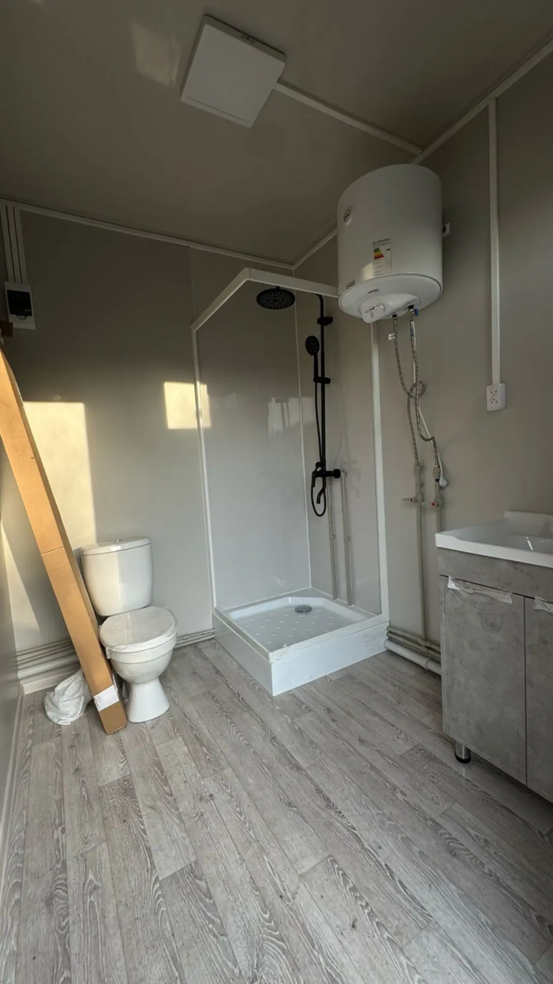 Бытовка с конференц залом, кухней, душевой и КПП, антрацит, на базе 40-футового контейнера (4 / 9)