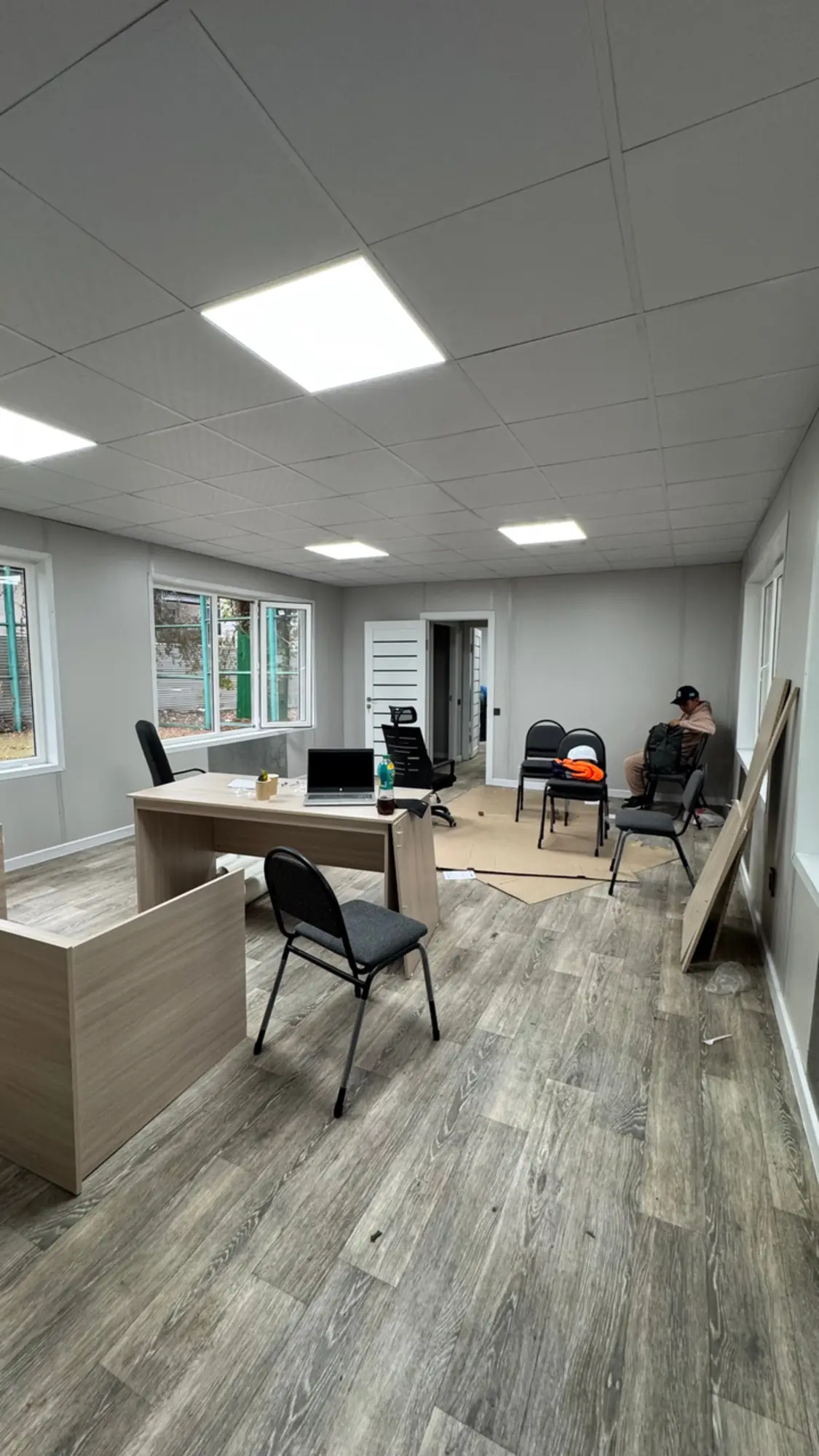 Прорабская на базе 2х 40-футовых морских контейнера (2 / 9)