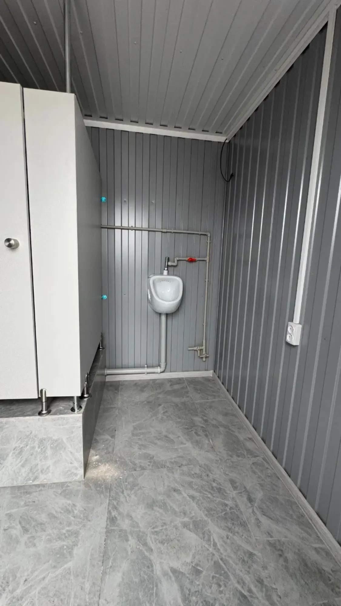 Санузел, на базе 20-футового контейнера (1 / 6)