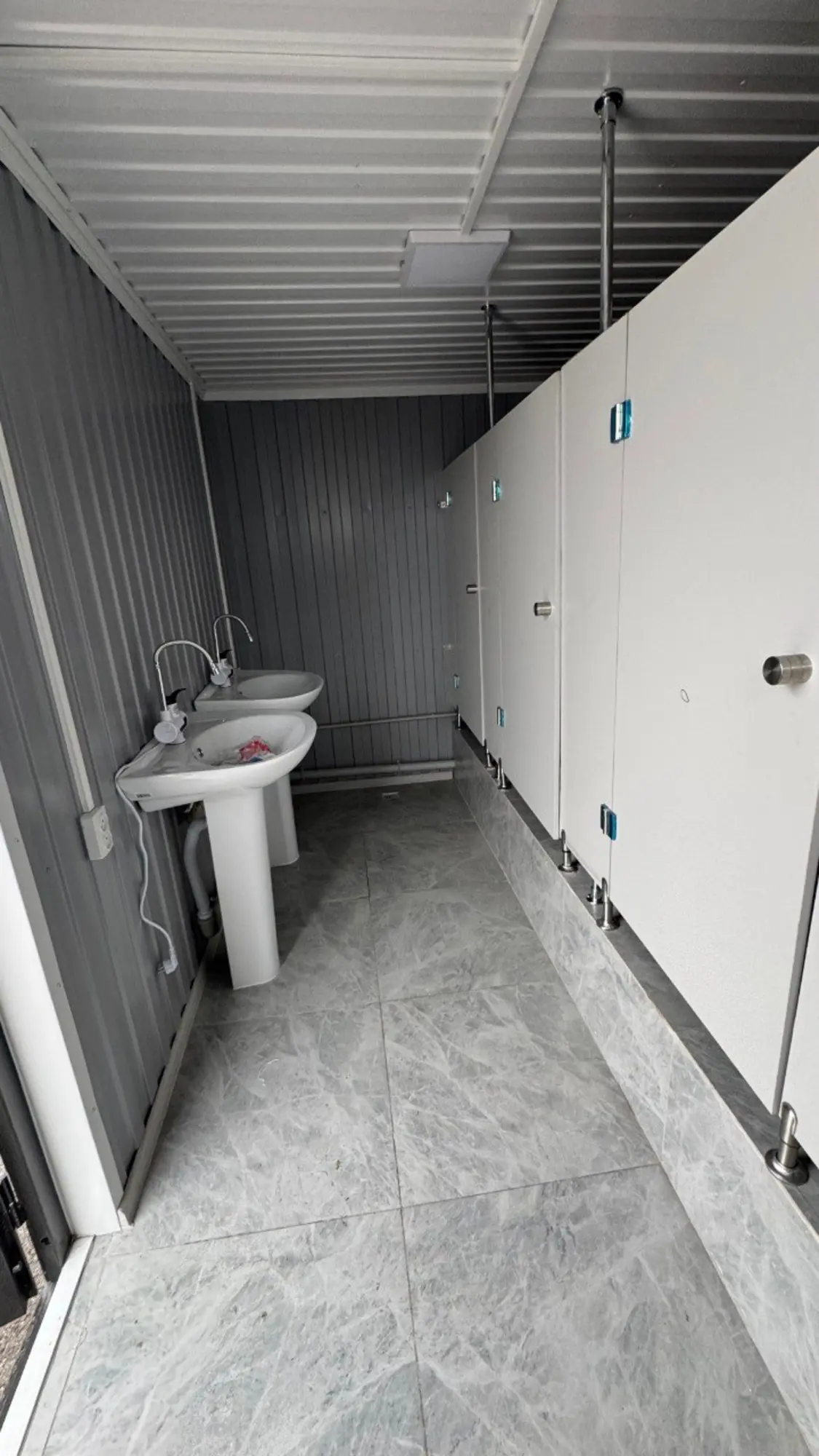 Санузел, на базе 20-футового контейнера (2 / 6)