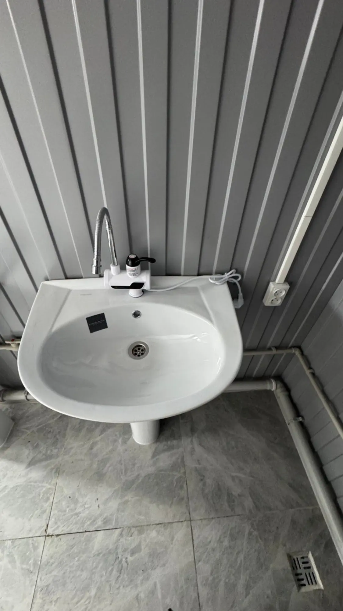 Санузел, на базе 20-футового контейнера (3 / 6)