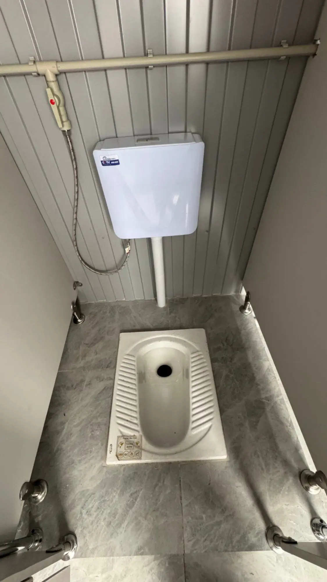 Санузел, на базе 20-футового контейнера (4 / 6)