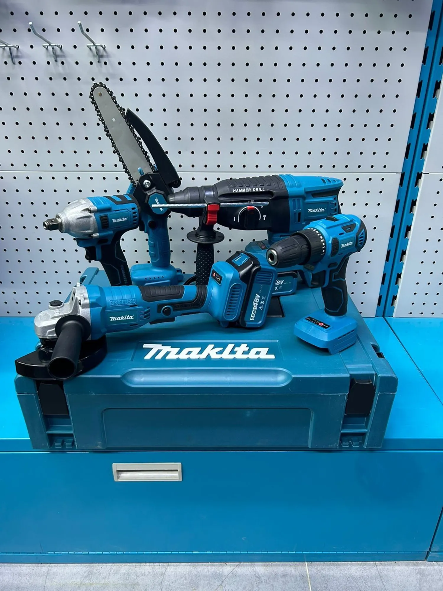 Набор инструментов Макита 6в1 Перфоратор Шуруповерт Балгарка  Гайкавер (2 / 2)