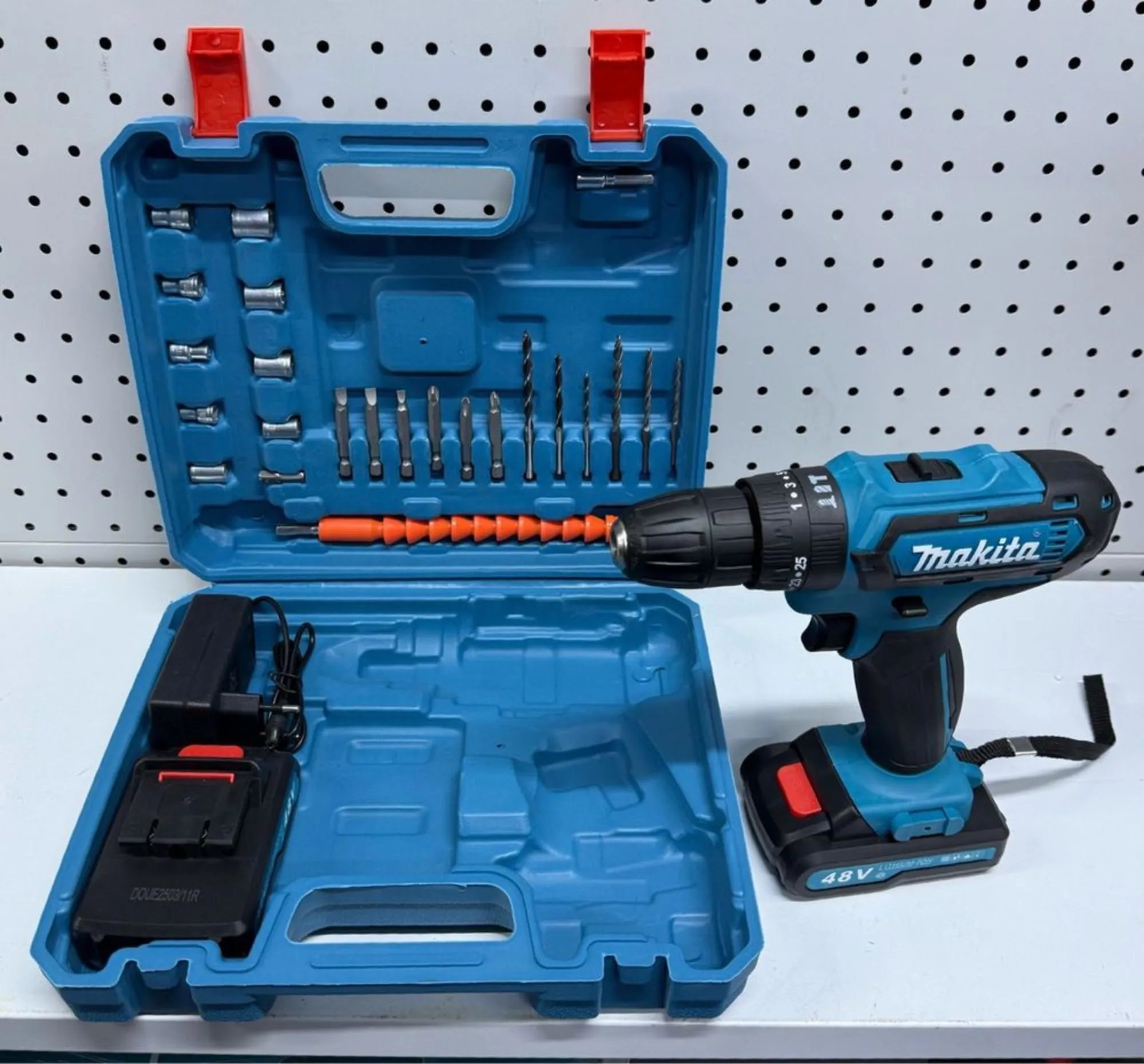 Шуруповерт макита с набором (1 / 1)