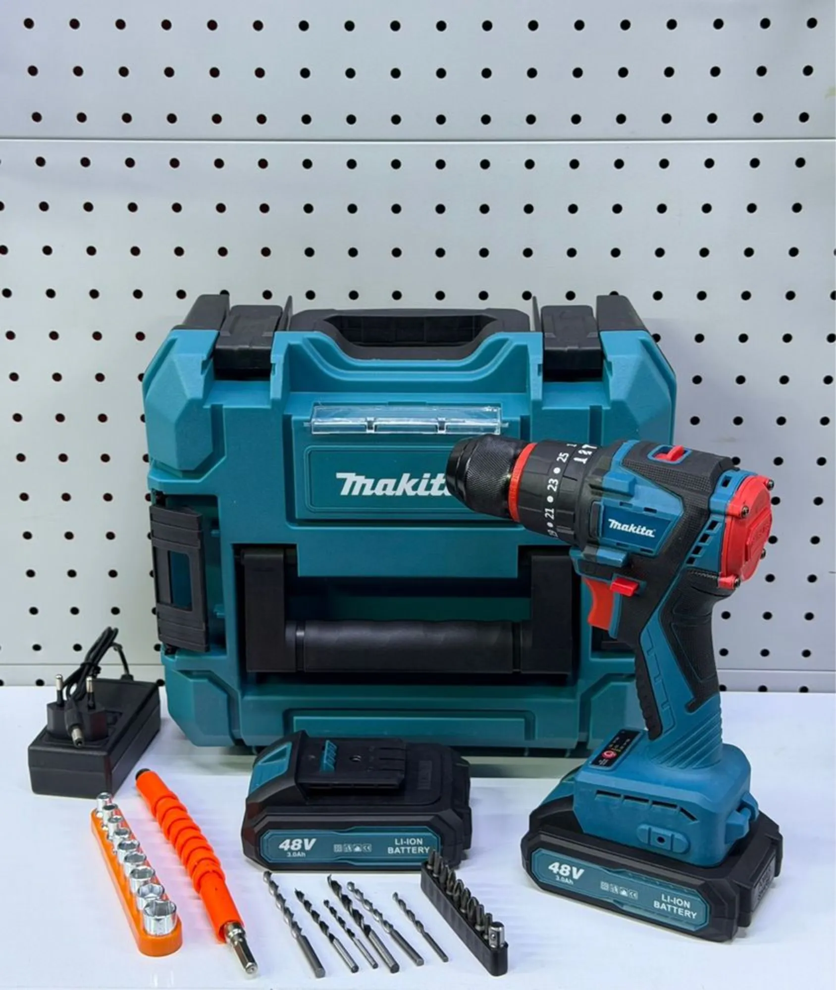 Шуруповерт безщеточный с отбойником (1 / 4)