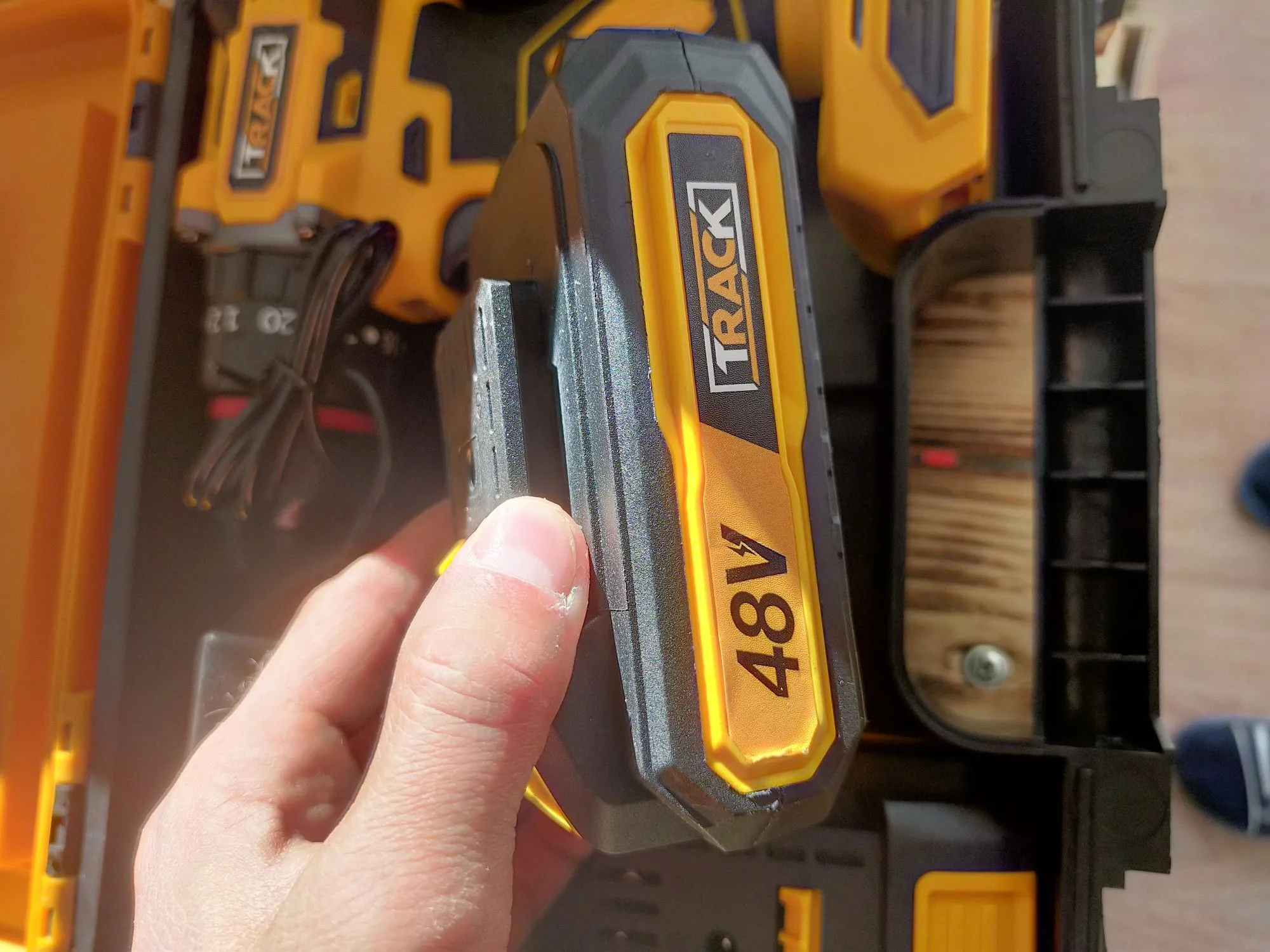 Шуруповерт безщеточный с отбойником (2 / 4)