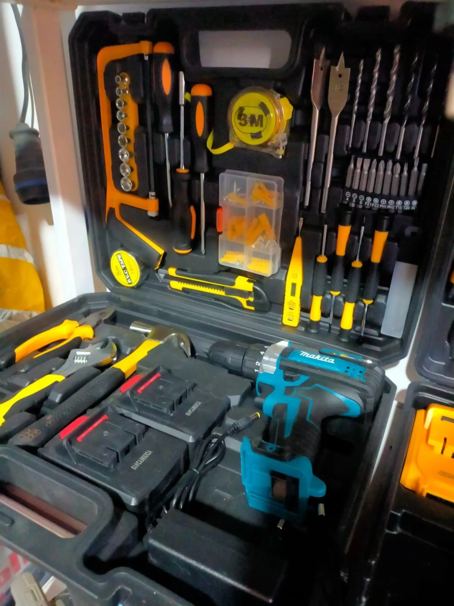 Шуруповерт Макита с большим набором (1 / 1)