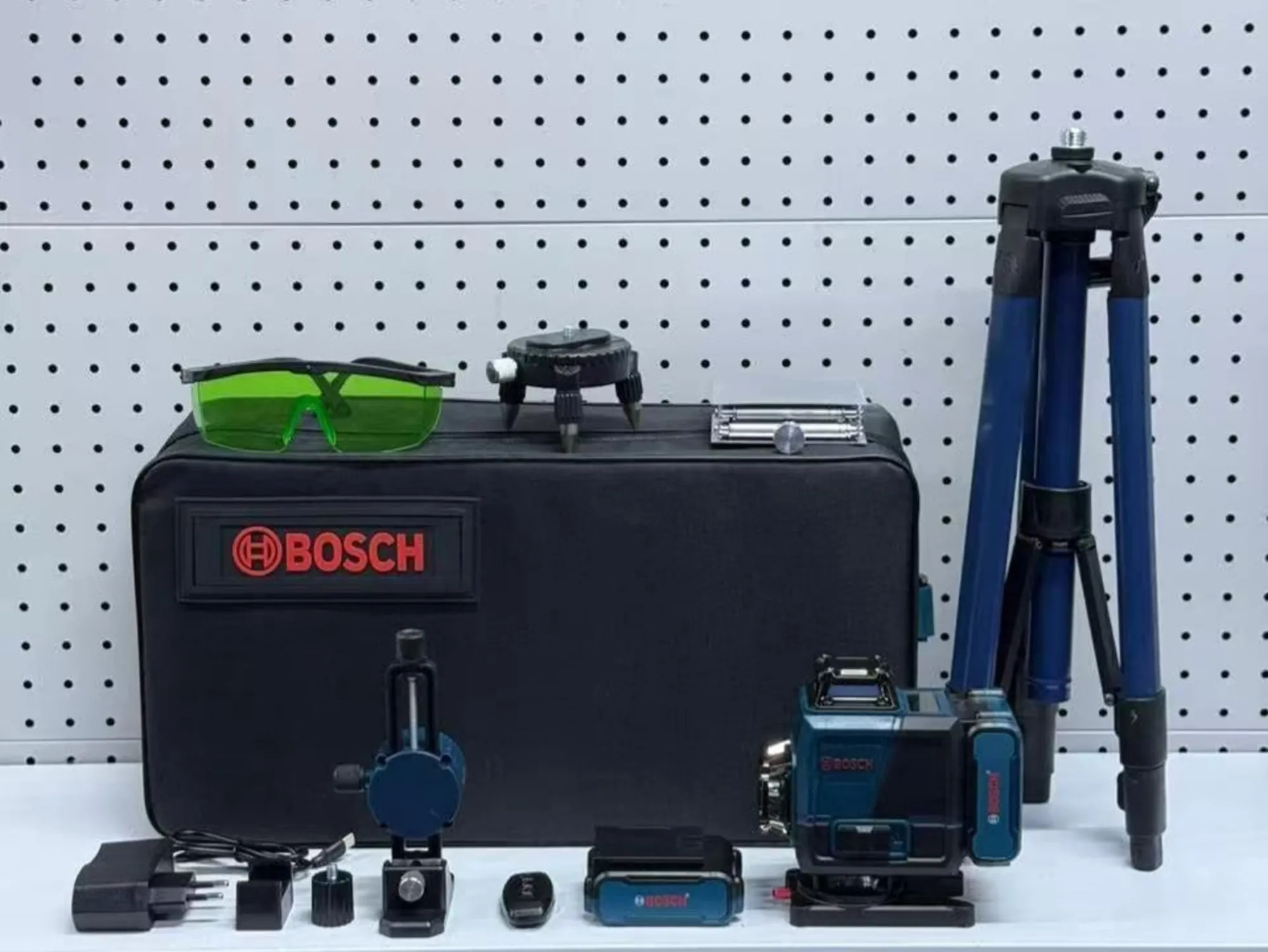 Лазерный уровень Бош 16 лучей с большой батарейкой (1 / 1)