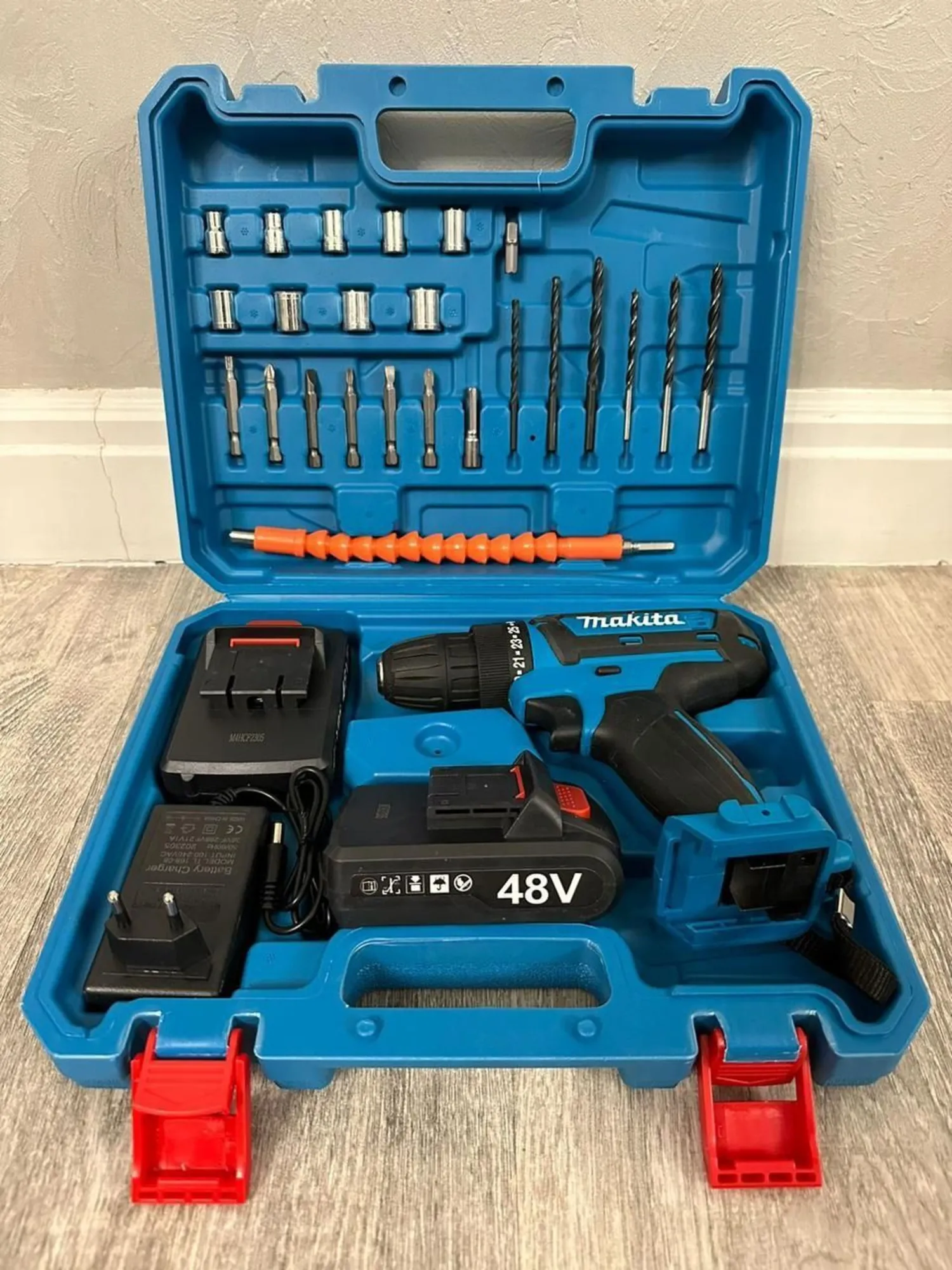 Шуруповерт Макита без батареек (1 / 6)